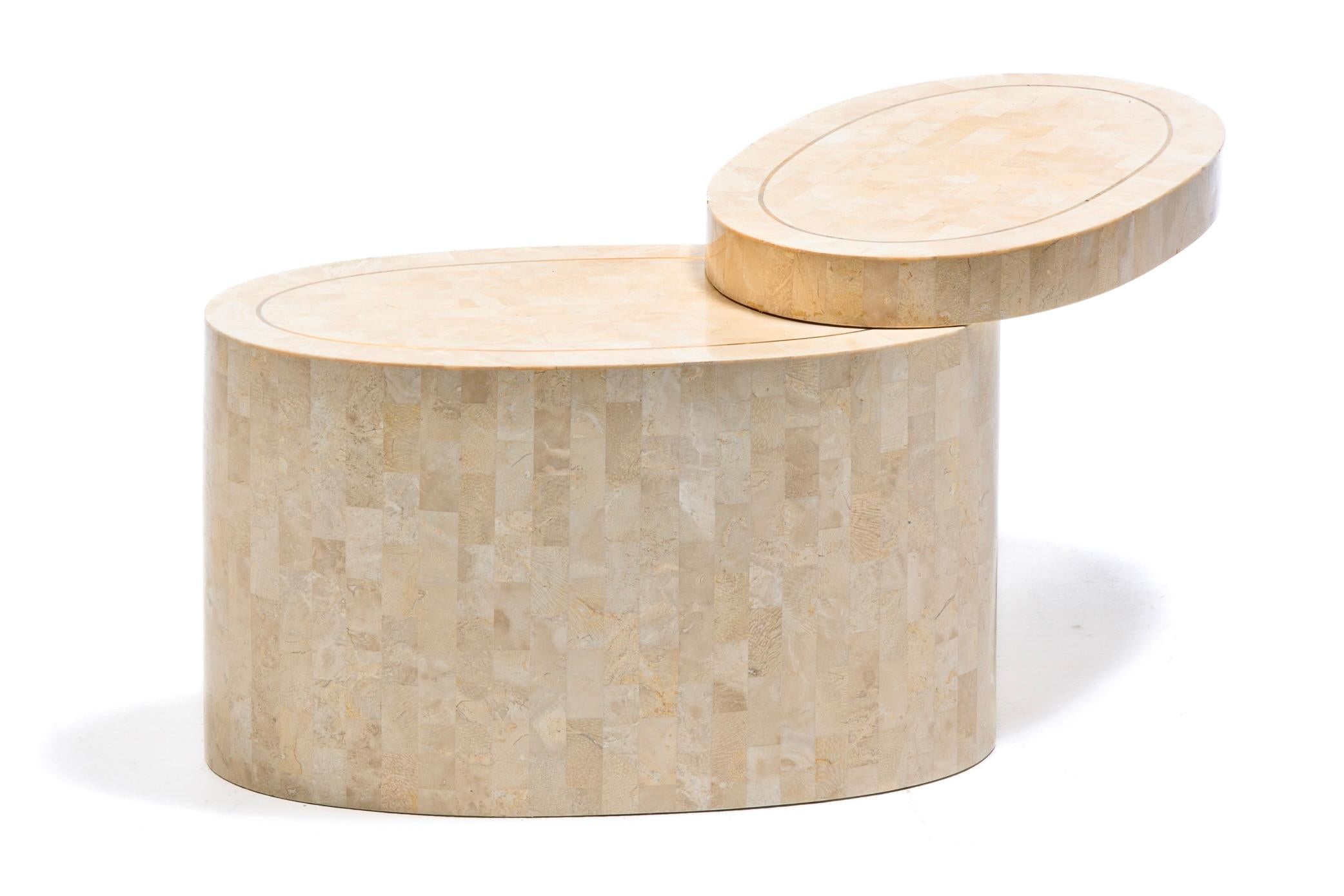 Tables d'appoint en travertin tessellé Maitland Smith à plateau tournant avec incrustation en laiton en vente 6