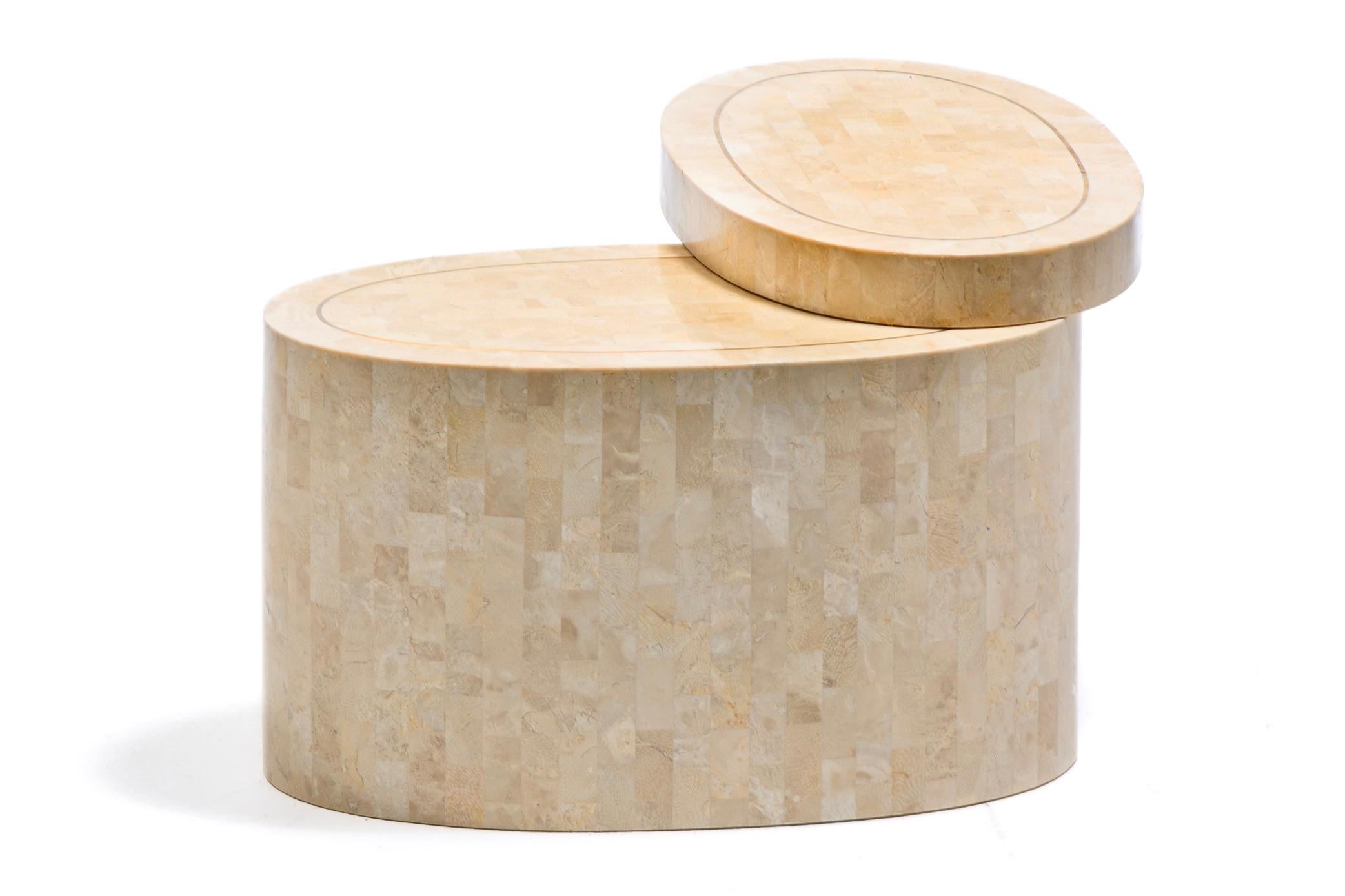 Tables d'appoint en travertin tessellé Maitland Smith à plateau tournant avec incrustation en laiton en vente 7