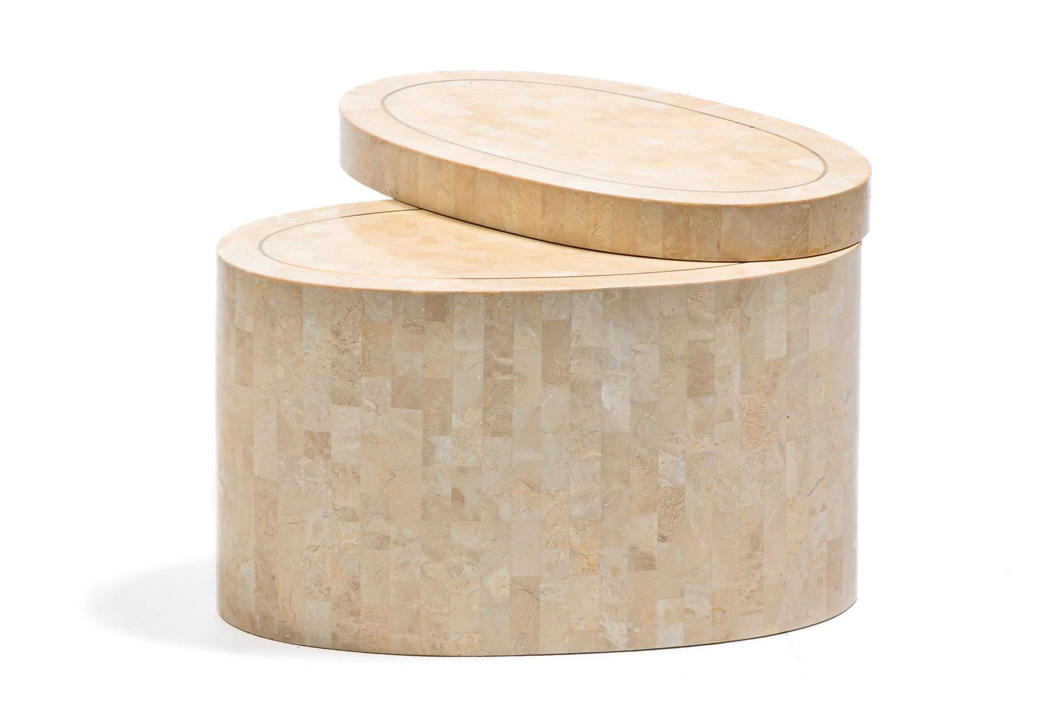 Tables d'appoint en travertin tessellé Maitland Smith à plateau tournant avec incrustation en laiton en vente 8