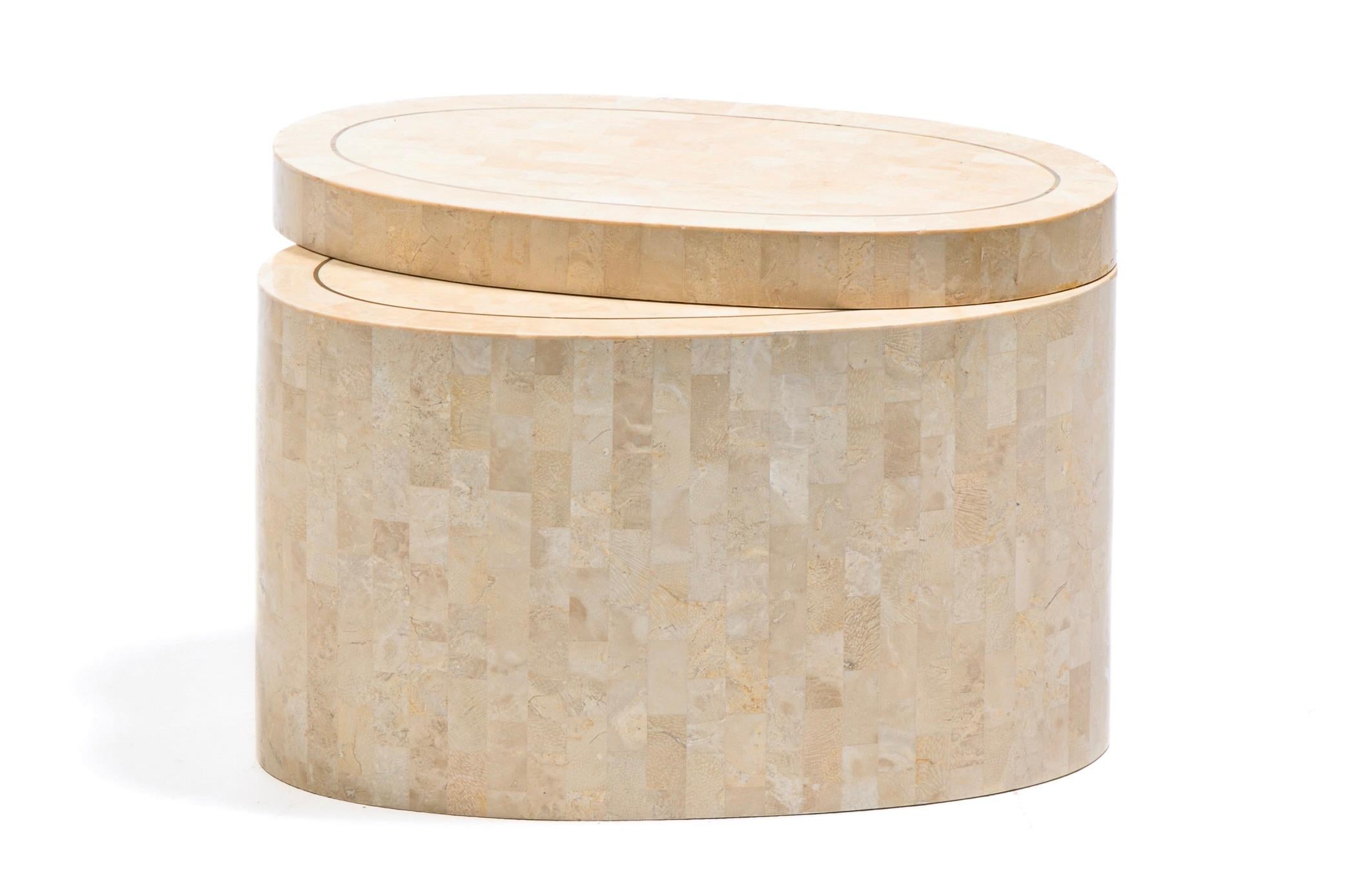 Tables d'appoint en travertin tessellé Maitland Smith à plateau tournant avec incrustation en laiton en vente 9
