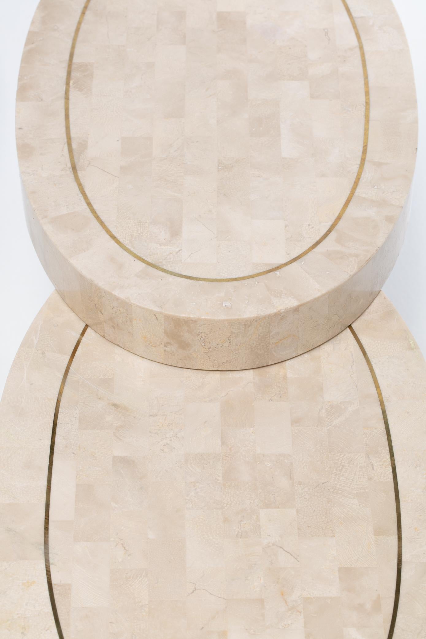 Tables d'appoint en travertin tessellé Maitland Smith à plateau tournant avec incrustation en laiton en vente 10