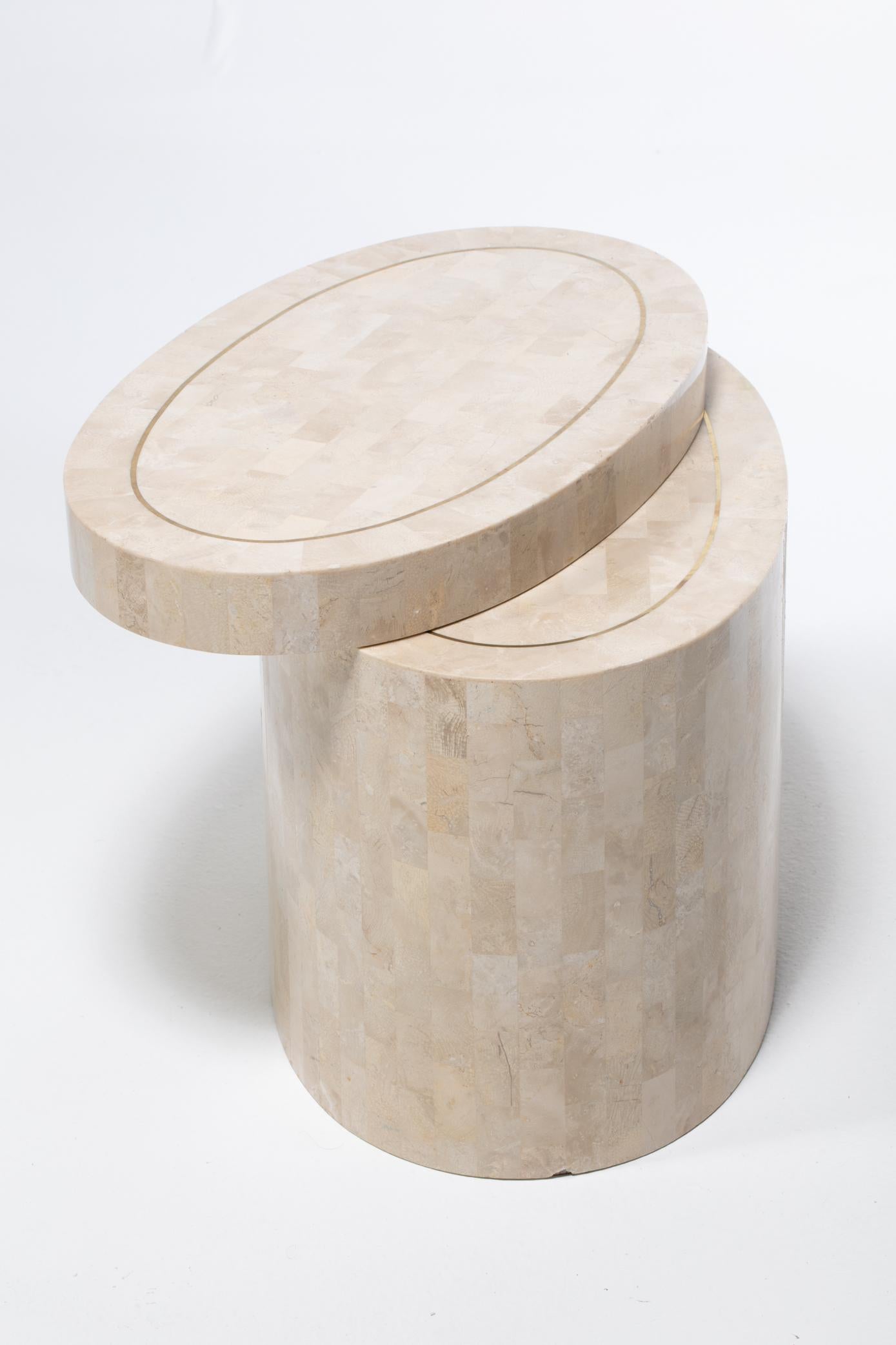 Tables d'appoint en travertin tessellé Maitland Smith à plateau tournant avec incrustation en laiton en vente 12