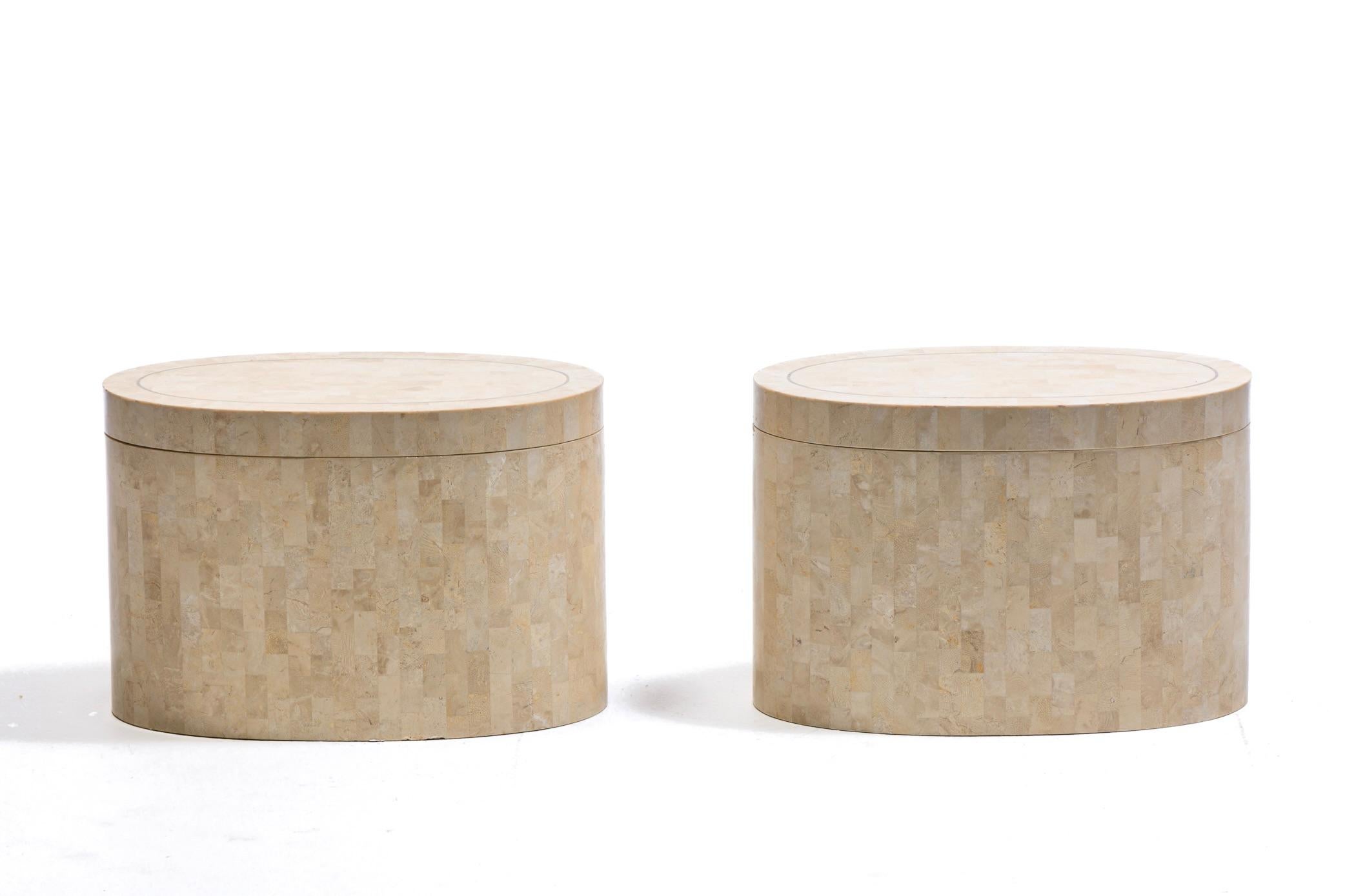Si vous êtes un fan des tables en pierre de travertin ou si vous êtes attiré par une palette plus neutre et aérée, cette paire de tables d'appoint en travertin Maitland Smith à plateau rotatif avec incrustations en laiton parle votre langue. Des