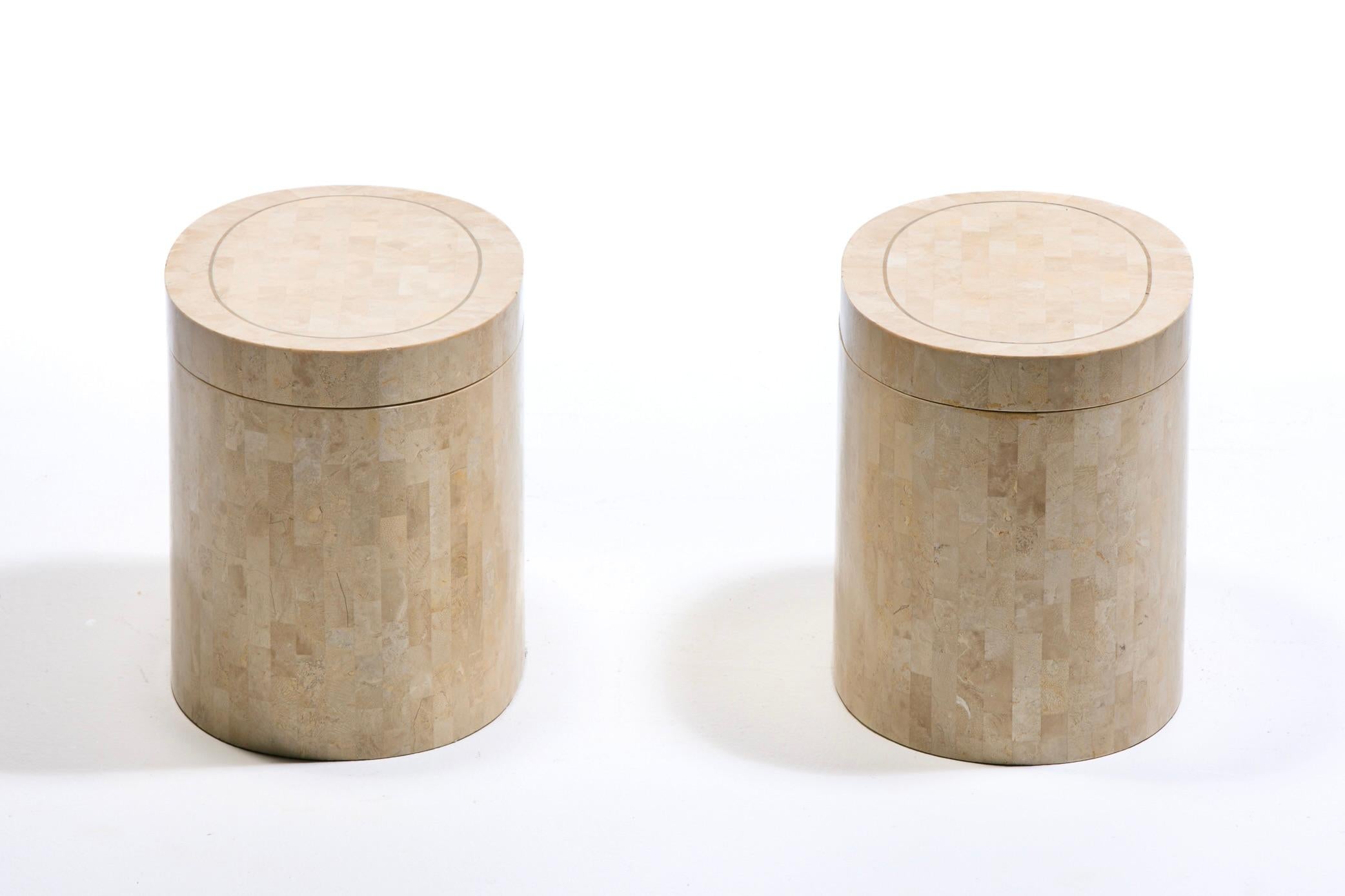 Tables d'appoint en travertin tessellé Maitland Smith à plateau tournant avec incrustation en laiton Bon état - En vente à Saint Louis, MO