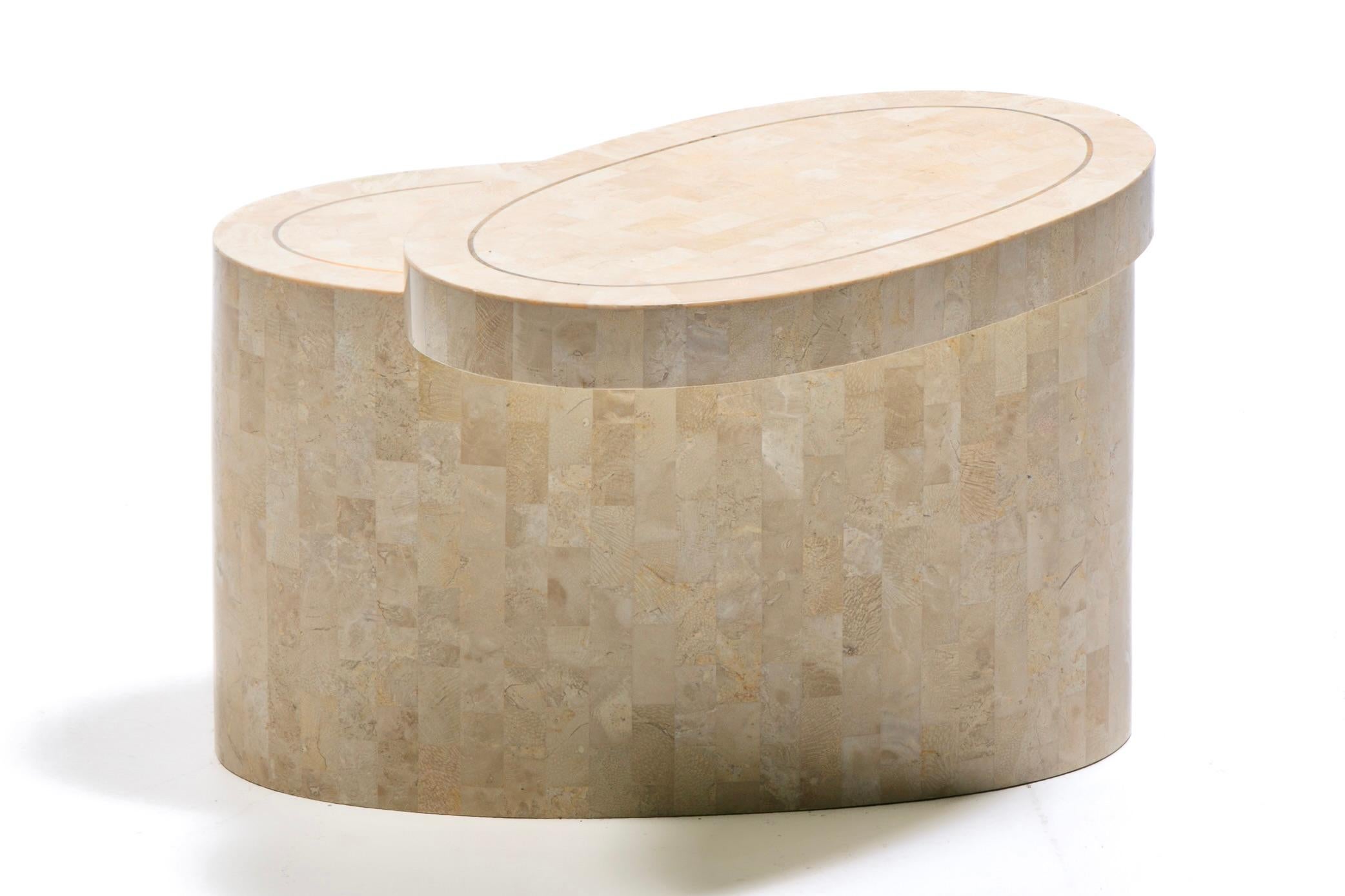 Laiton Tables d'appoint en travertin tessellé Maitland Smith à plateau tournant avec incrustation en laiton en vente