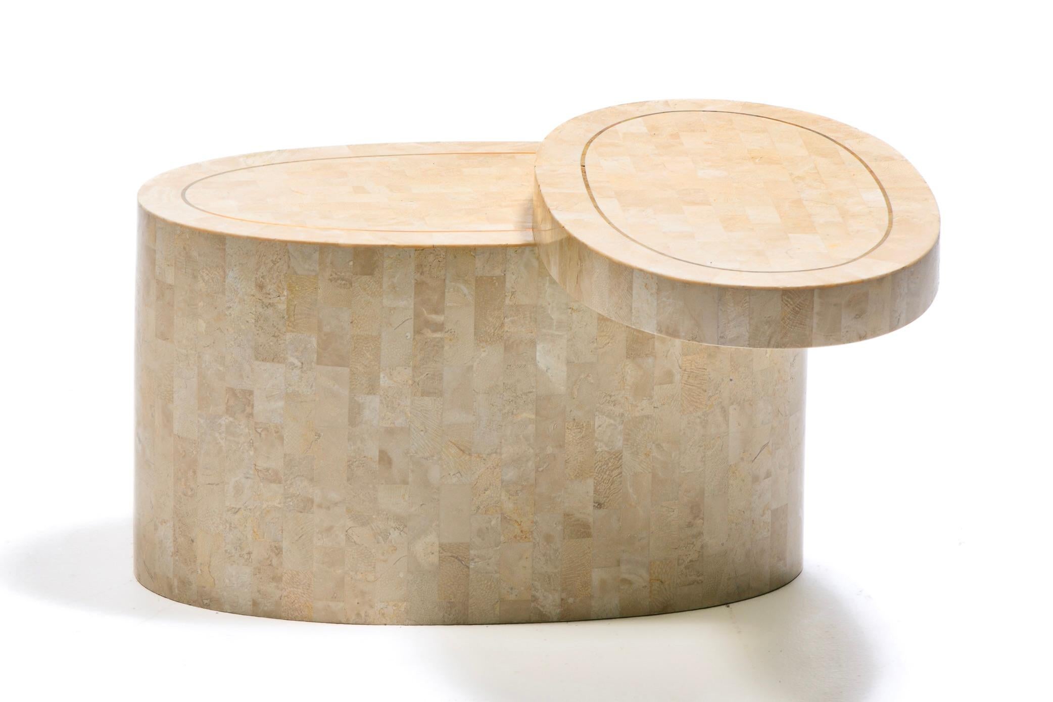 Tables d'appoint en travertin tessellé Maitland Smith à plateau tournant avec incrustation en laiton en vente 1