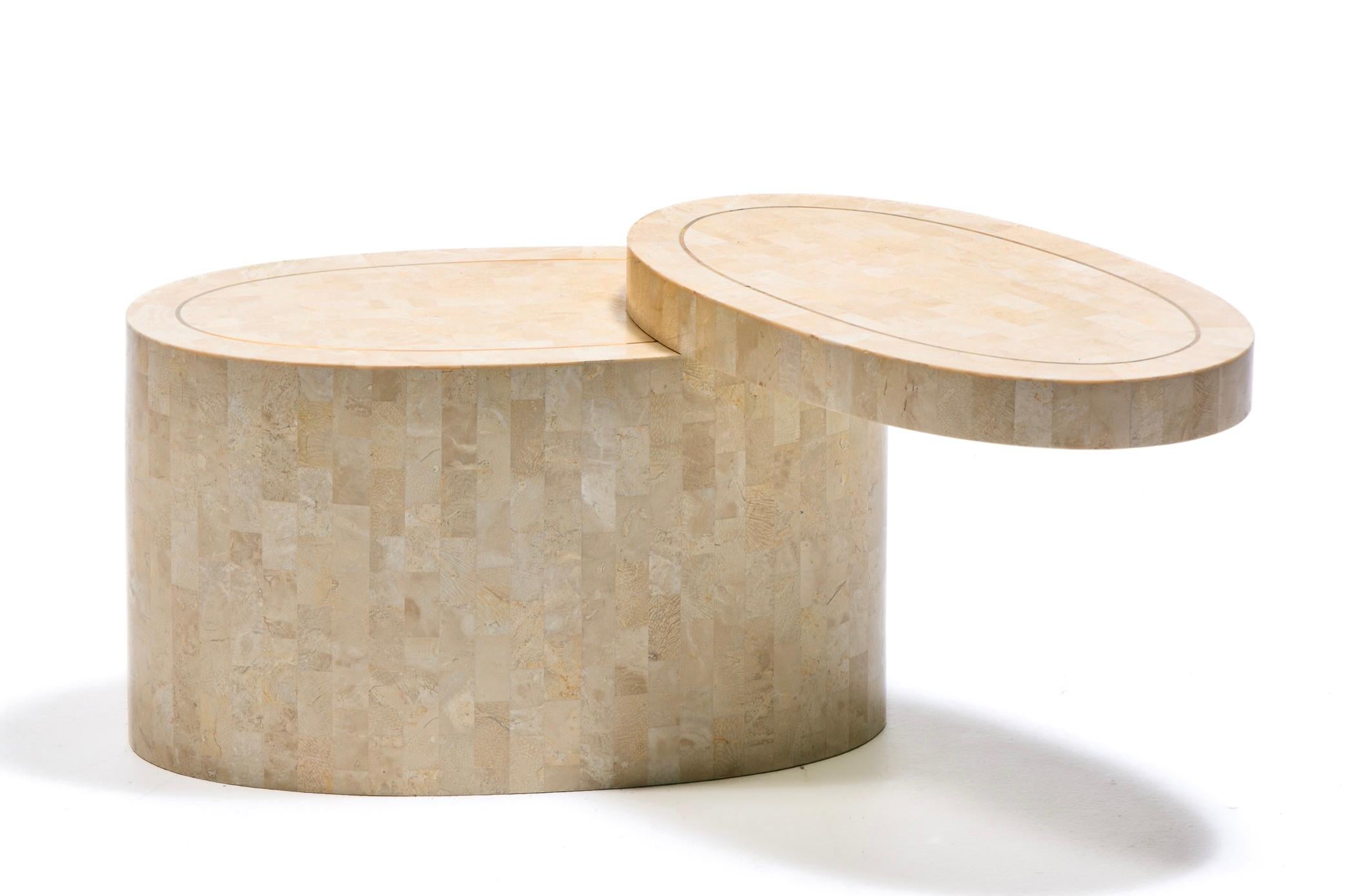 Tables d'appoint en travertin tessellé Maitland Smith à plateau tournant avec incrustation en laiton en vente 2