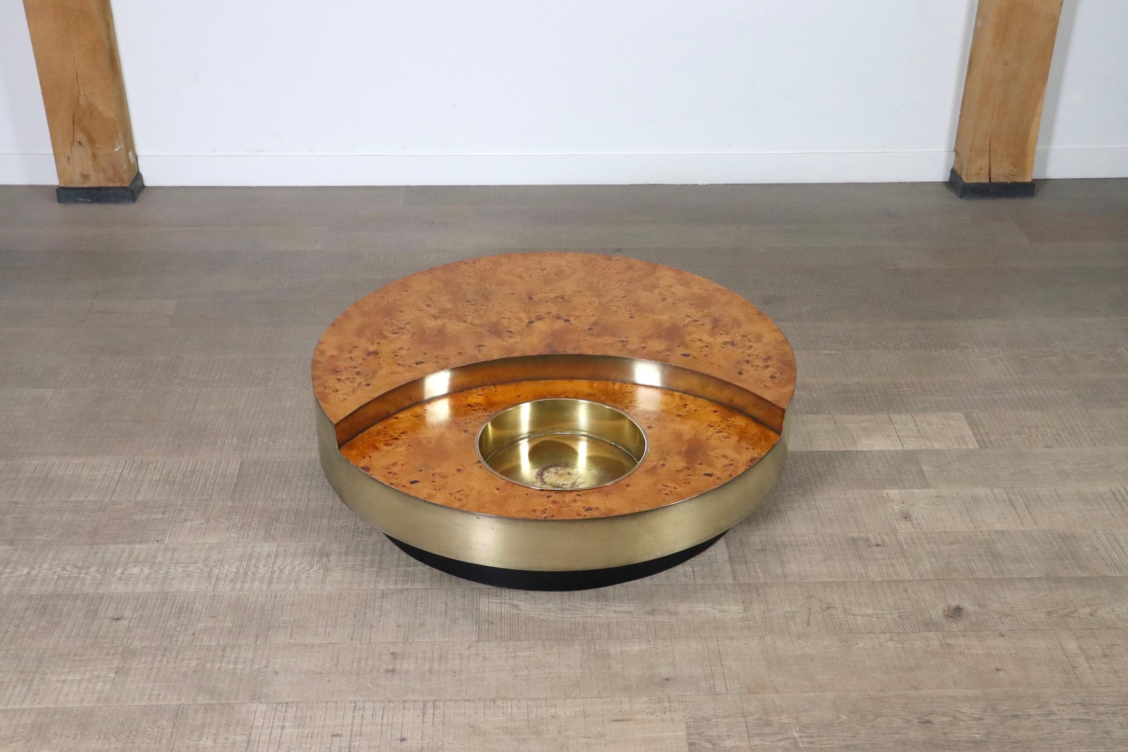 Spectacular TRG revolving coffee table in walnut Burl and brass, designed by Willy Rizzo and manufactured by Studio Willy Rizzo, Italy 1970.

This design was originally made especially in 1969 for the interior design of Gigi Cassini’s apartment in