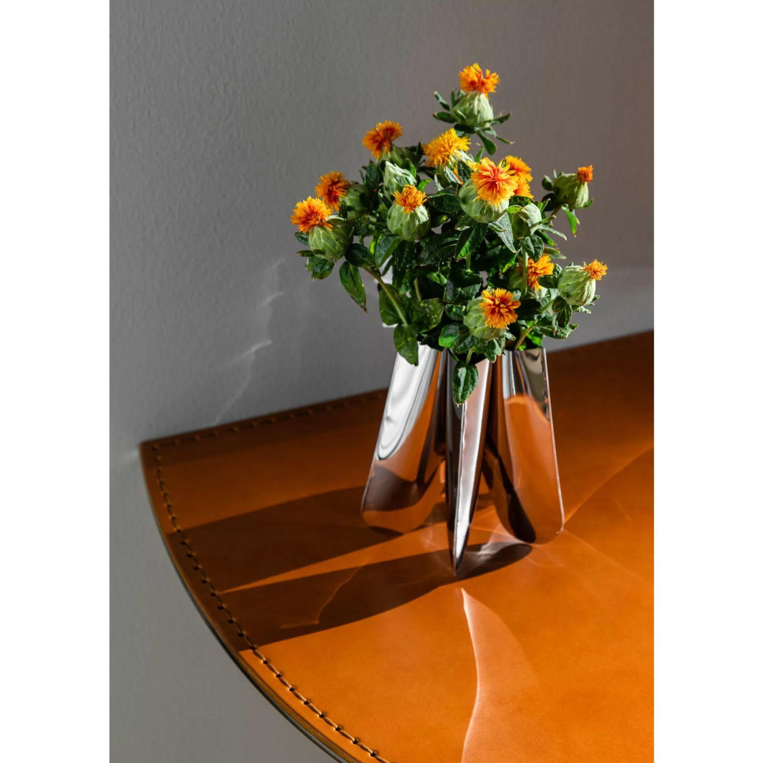 Rotation Vase 30 by Zieta
Dimensions: Ø 20 x H 30 cm.
Materials: Polished stainless steel.

Flower-like vessel
The ROTATION VASE is the essence of harmonious repetition. The flower-like geometrical composition around the vessel’s axis leads the
