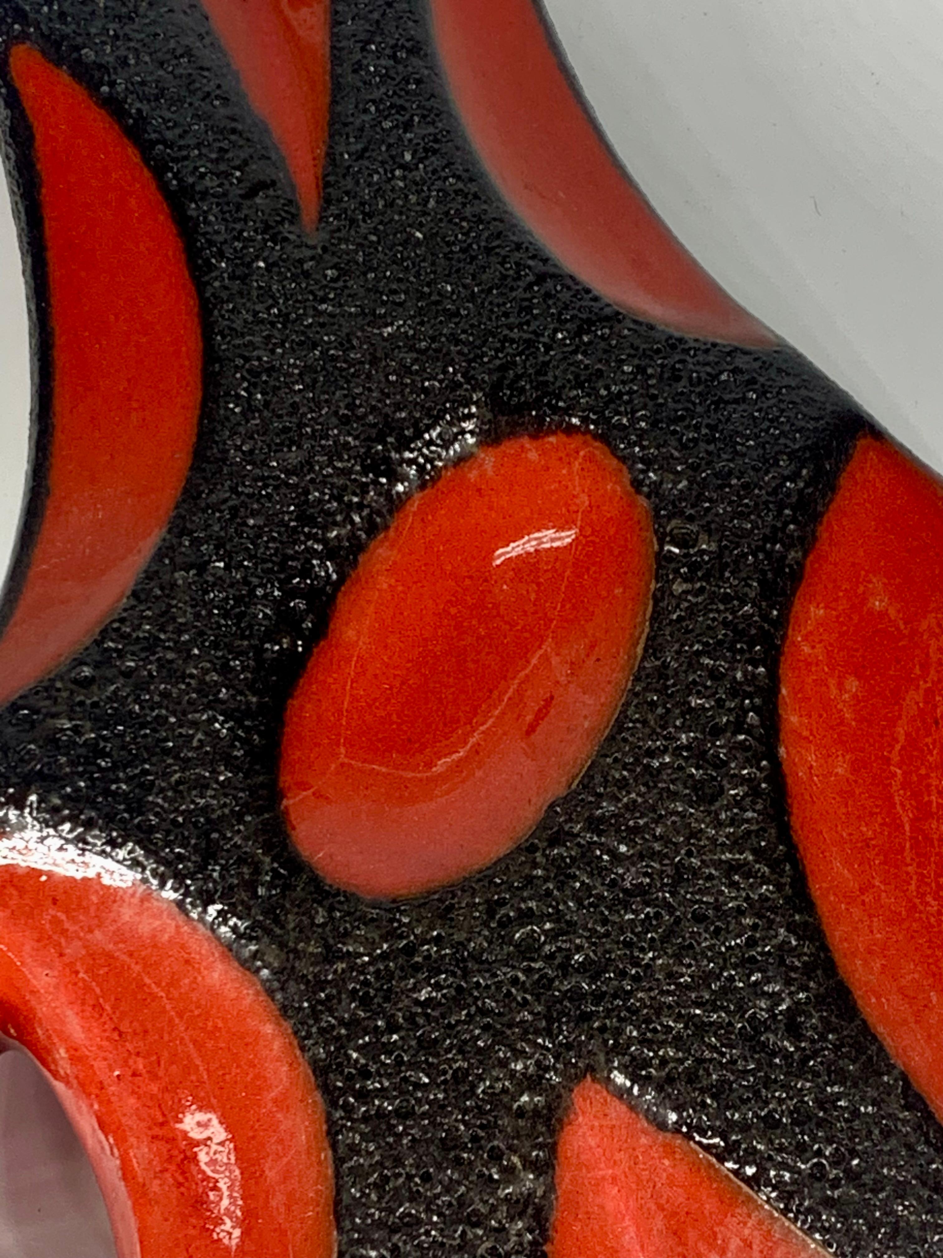 Jarrón guitarra Roth Keramic esmaltado en lava roja y negra brillante, Alemania Occidental, c.1970 en venta 2