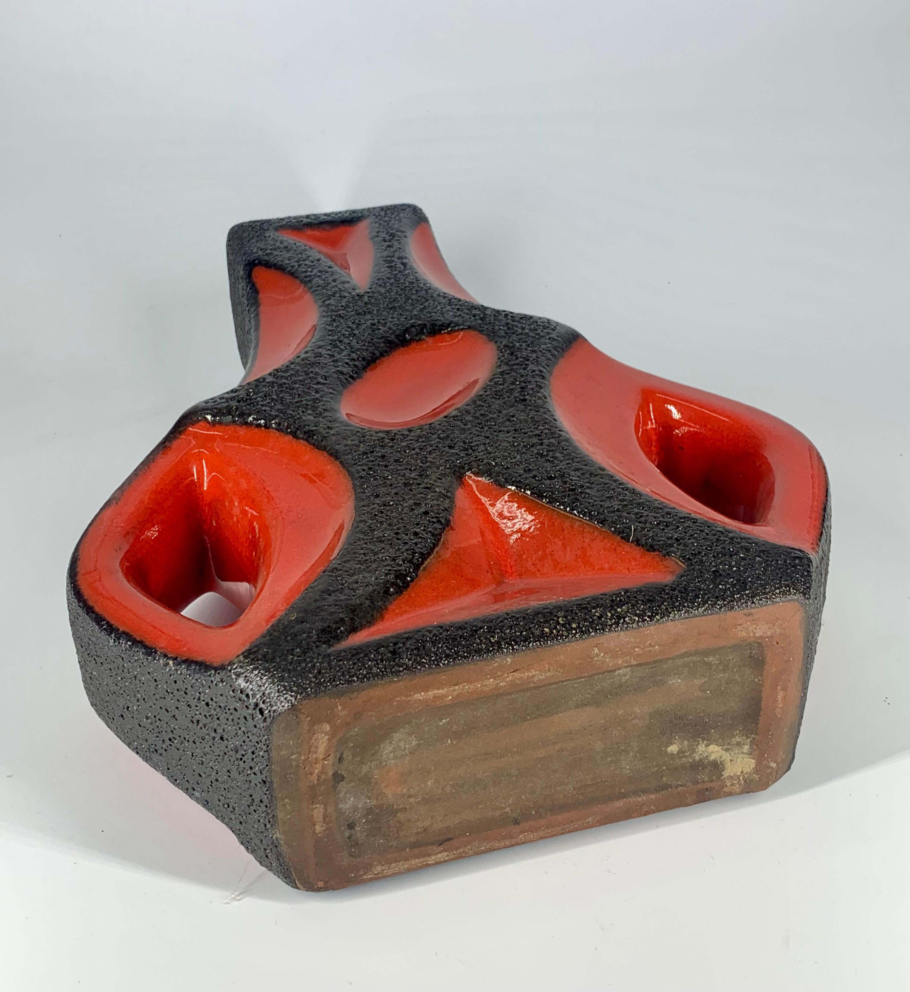 Jarrón guitarra Roth Keramic esmaltado en lava roja y negra brillante, Alemania Occidental, c.1970 en venta 3