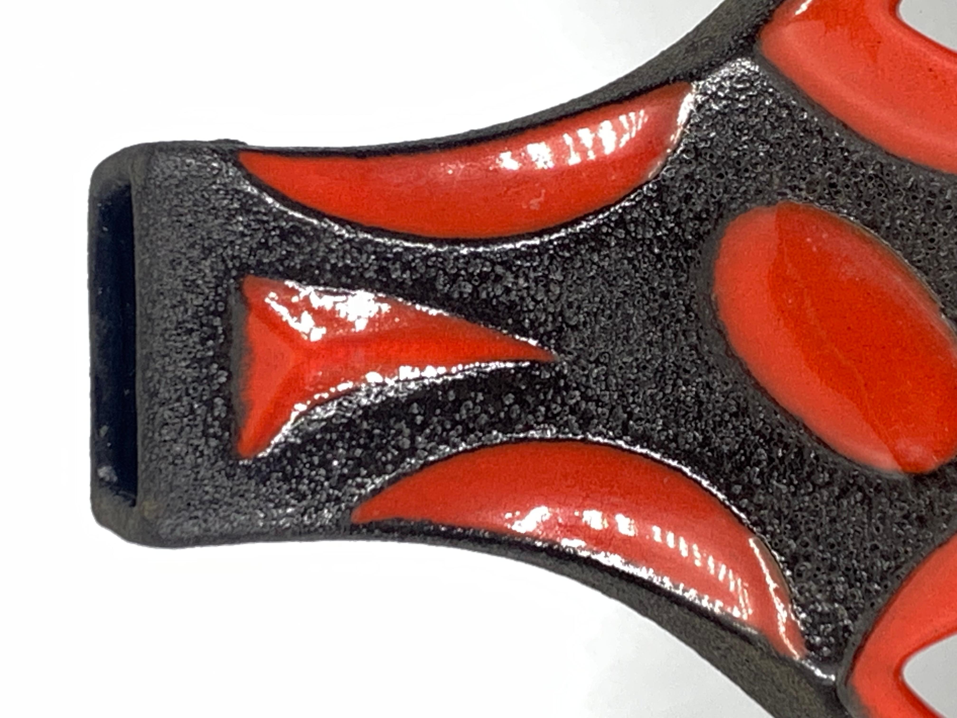 Jarrón guitarra Roth Keramic esmaltado en lava roja y negra brillante, Alemania Occidental, c.1970 Moderno de mediados de siglo en venta