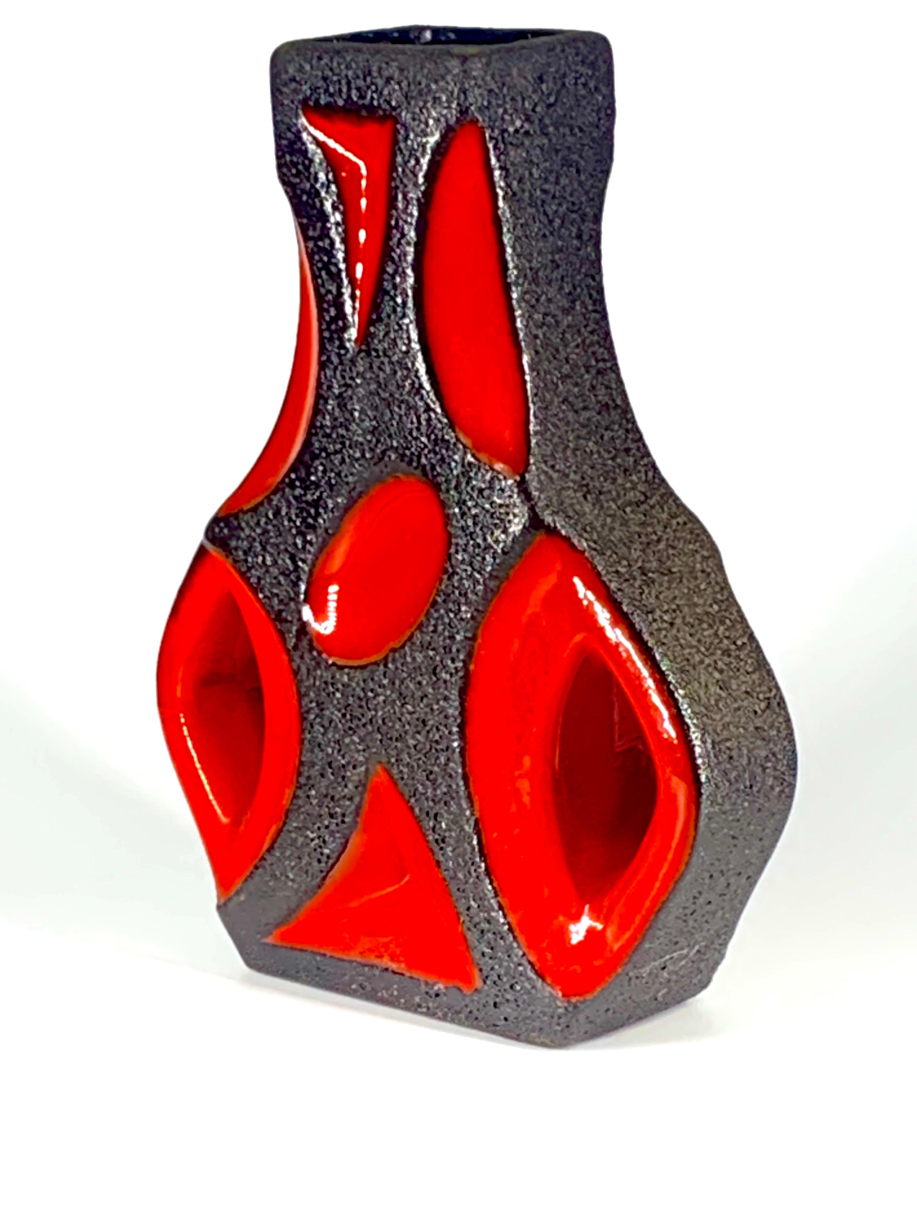Jarrón guitarra Roth Keramic esmaltado en lava roja y negra brillante, Alemania Occidental, c.1970 Alemán en venta