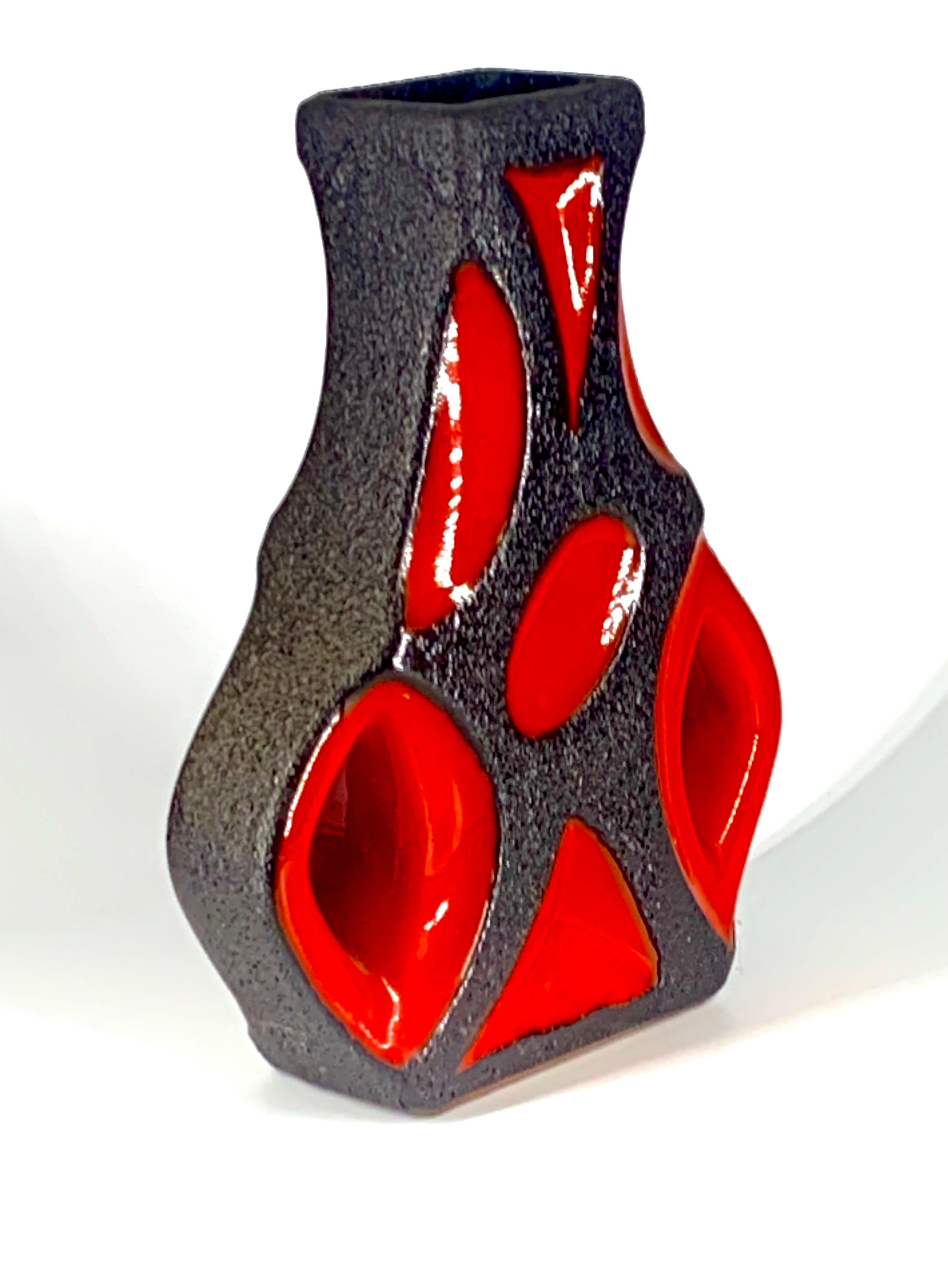 Jarrón guitarra Roth Keramic esmaltado en lava roja y negra brillante, Alemania Occidental, c.1970 Moldeado en venta