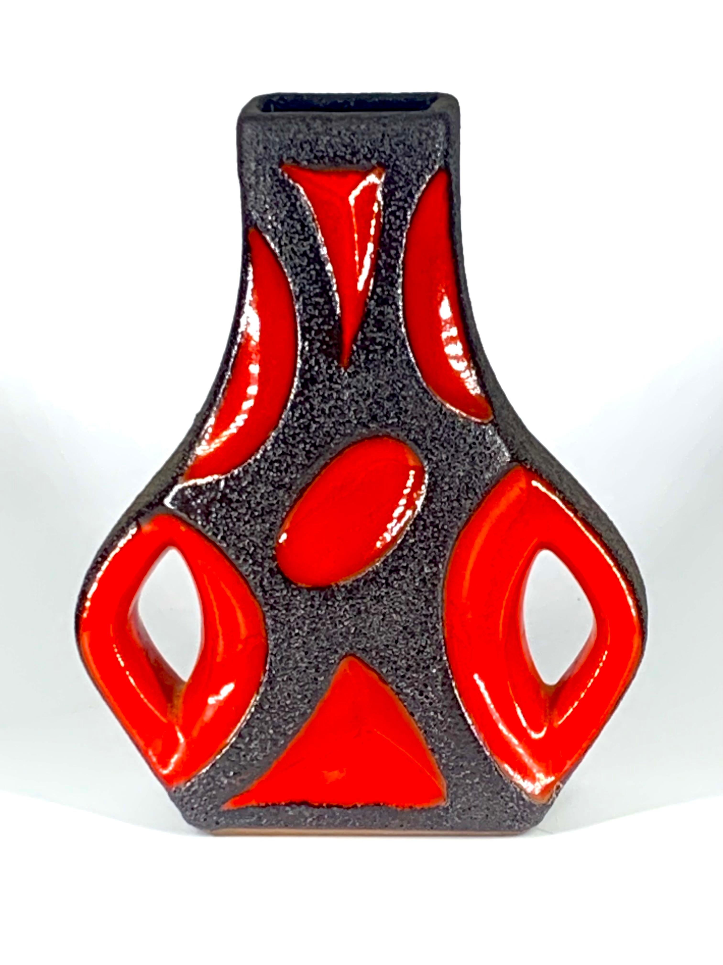Jarrón guitarra Roth Keramic esmaltado en lava roja y negra brillante, Alemania Occidental, c.1970 en Bueno estado para la venta en Pymble, NSW