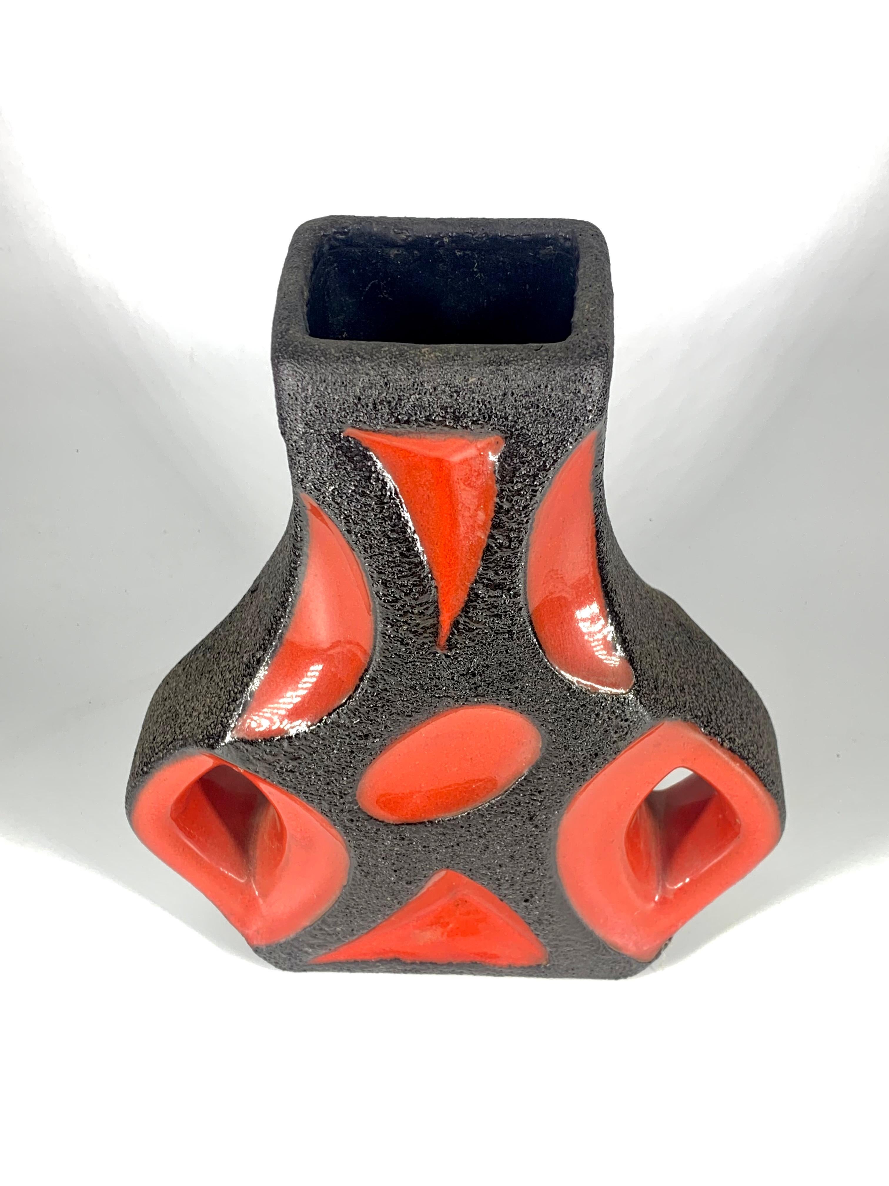 Jarrón guitarra Roth Keramic esmaltado en lava roja y negra brillante, Alemania Occidental, c.1970 finales del siglo XX en venta