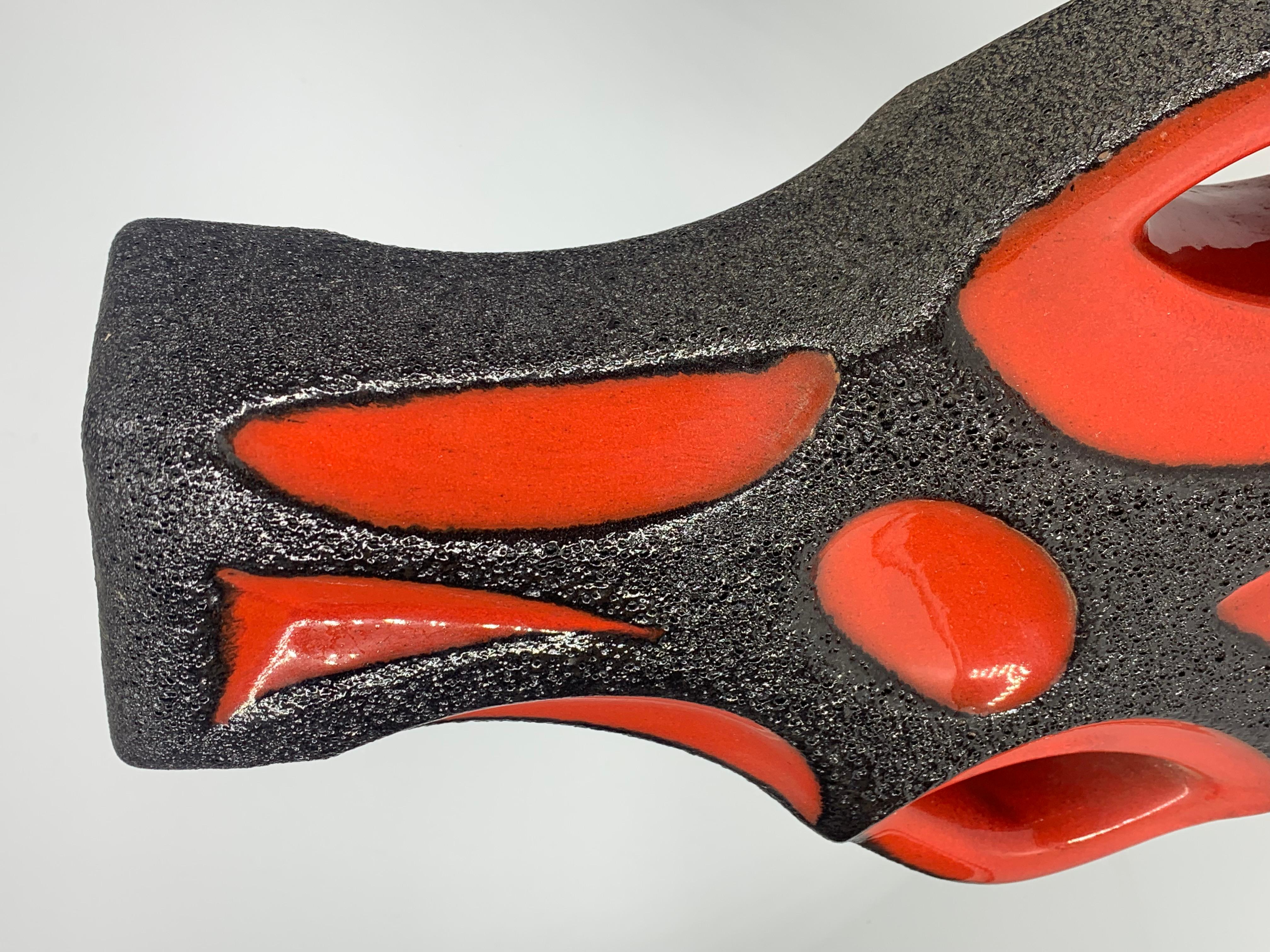 Jarrón guitarra Roth Keramic esmaltado en lava roja y negra brillante, Alemania Occidental, c.1970 Cerámico en venta