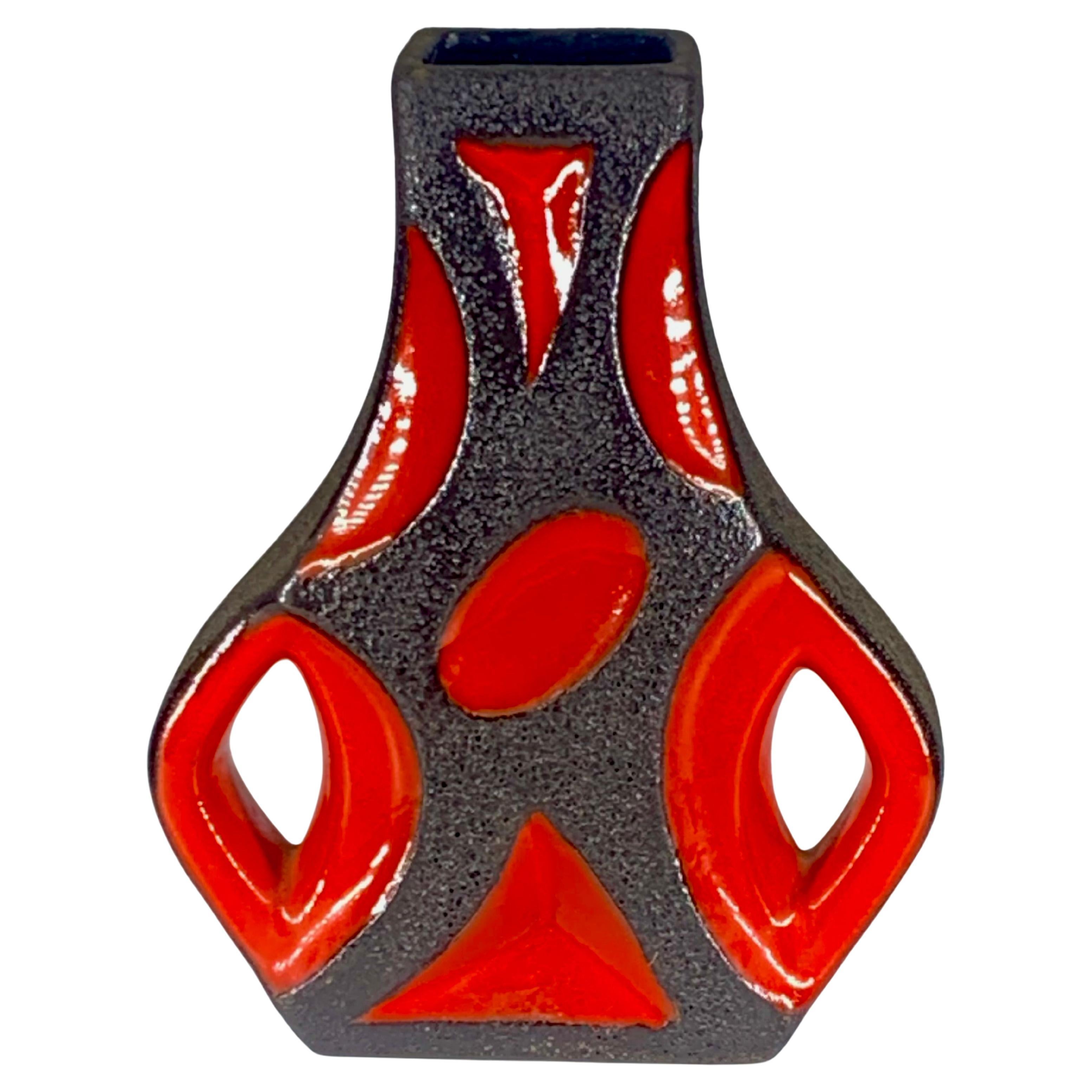 Jarrón guitarra Roth Keramic esmaltado en lava roja y negra brillante, Alemania Occidental, c.1970 en venta