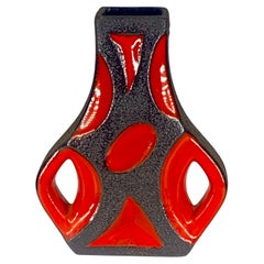 Jarrón guitarra Roth Keramic esmaltado en lava roja y negra brillante, Alemania Occidental, c.1970