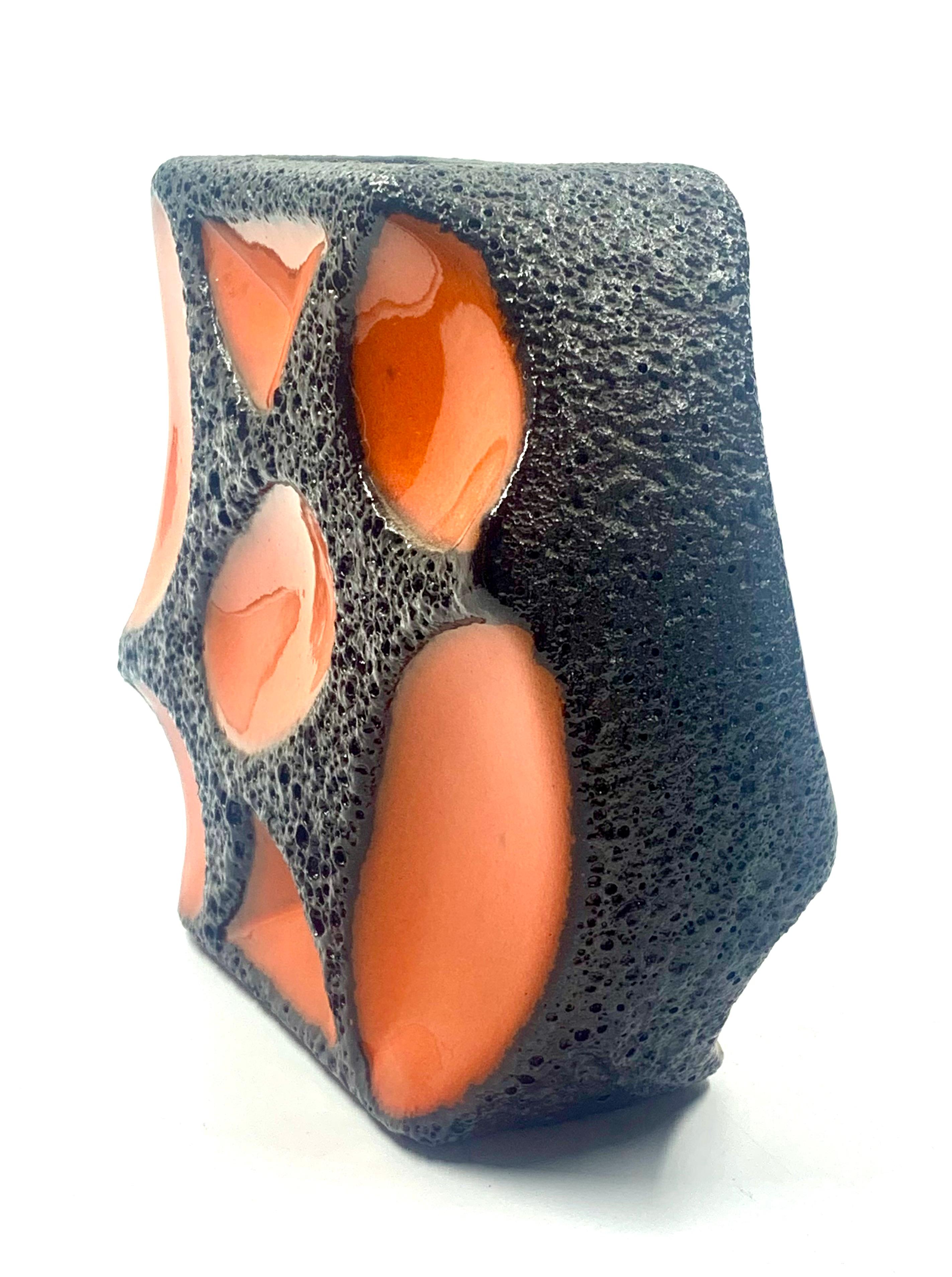 Roth Keramic orange und schwarz glasierte runde Vase, Westdeutschland, um 1970 (Deutsch) im Angebot