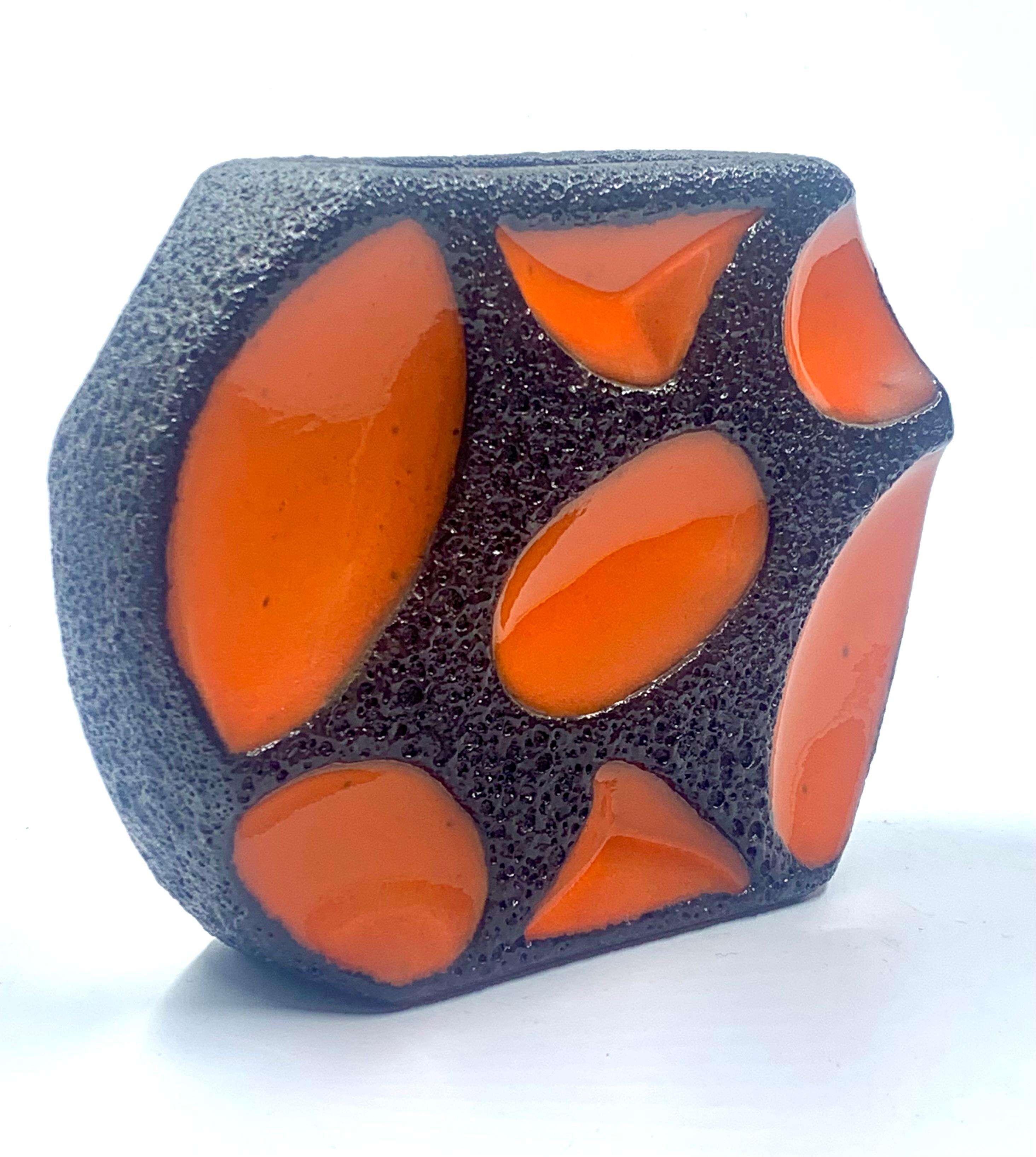 Roth Keramic orange und schwarz glasierte runde Vase, Westdeutschland, um 1970 (Geformt) im Angebot