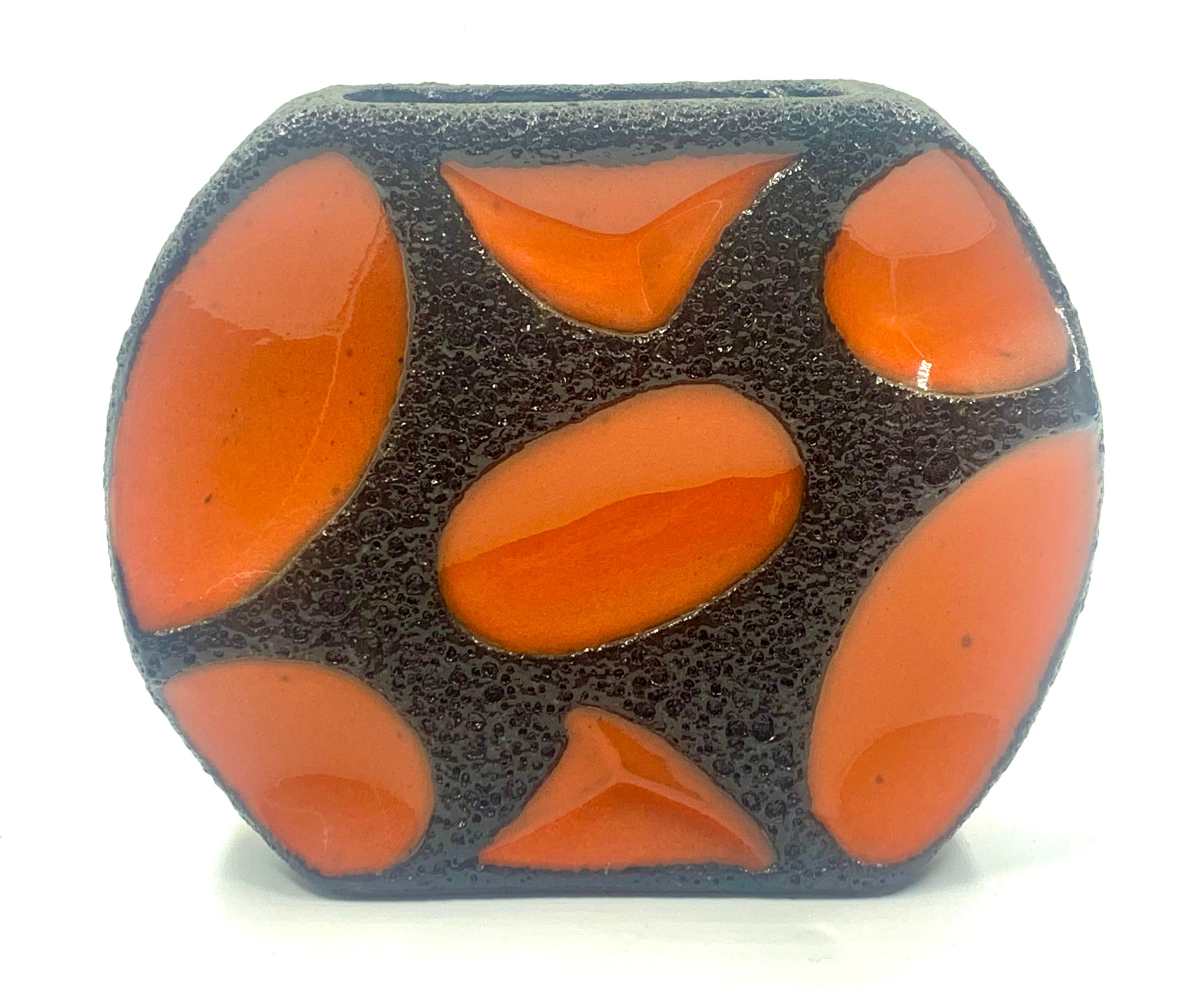 Roth Keramic orange und schwarz glasierte runde Vase, Westdeutschland, um 1970 im Zustand „Gut“ im Angebot in Pymble, NSW