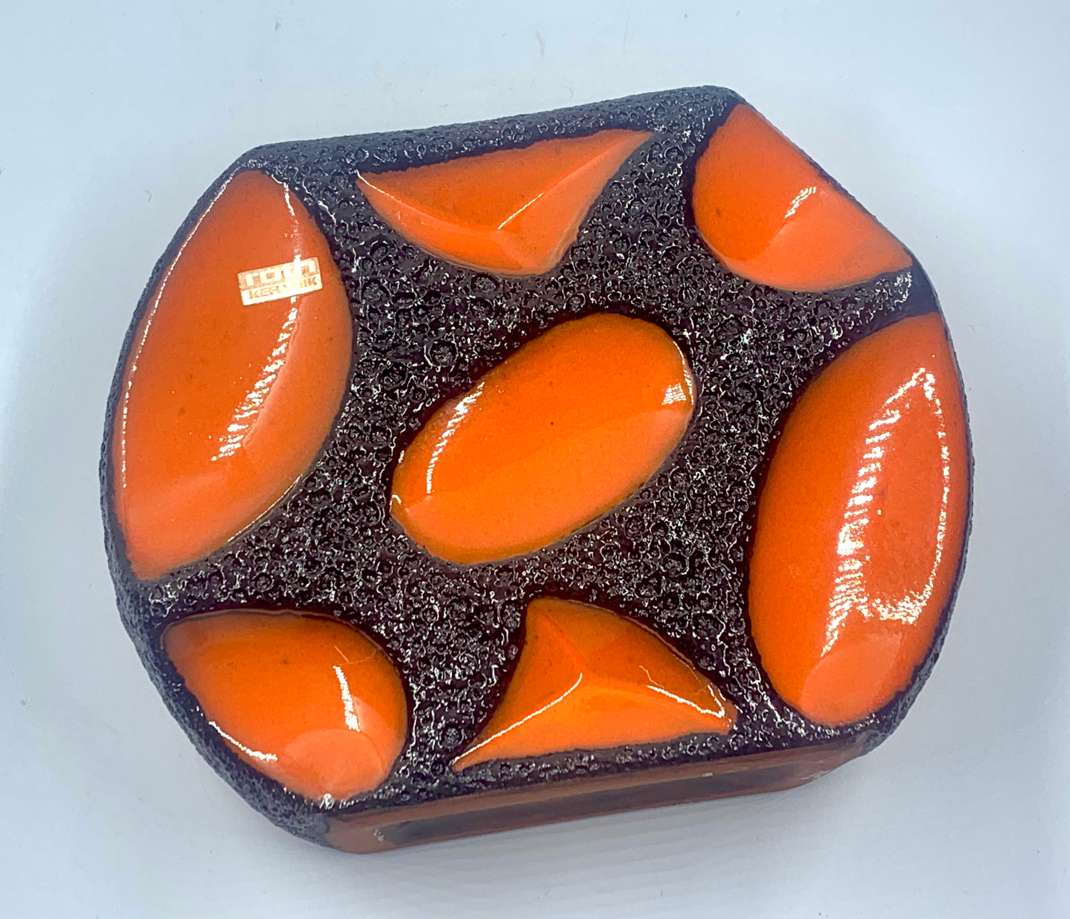 Roth Keramic orange und schwarz glasierte runde Vase, Westdeutschland, um 1970 (Keramik) im Angebot