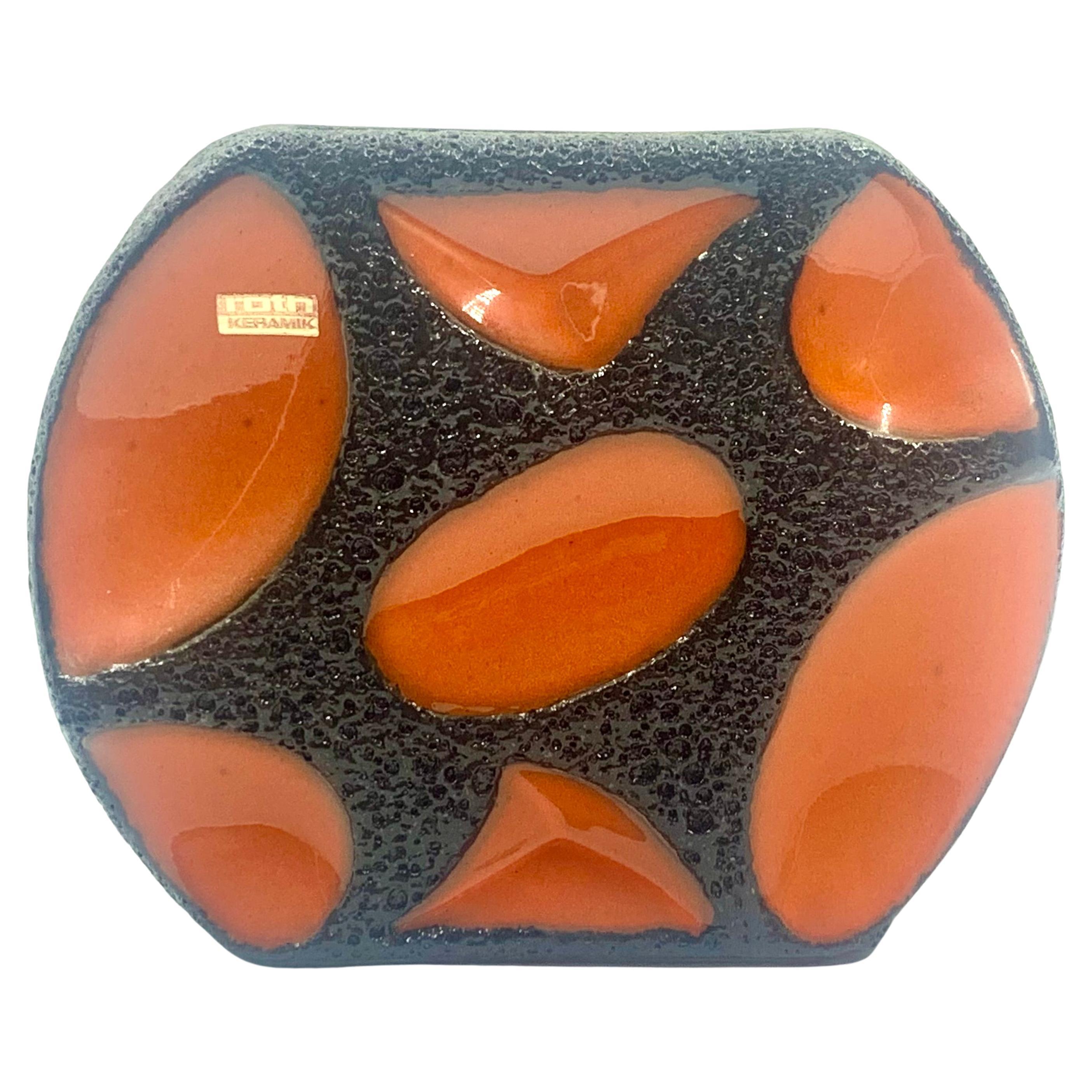 Jarrón redondo Roth Keramic esmaltado en lava naranja y negra, Alemania Occidental, c.1970