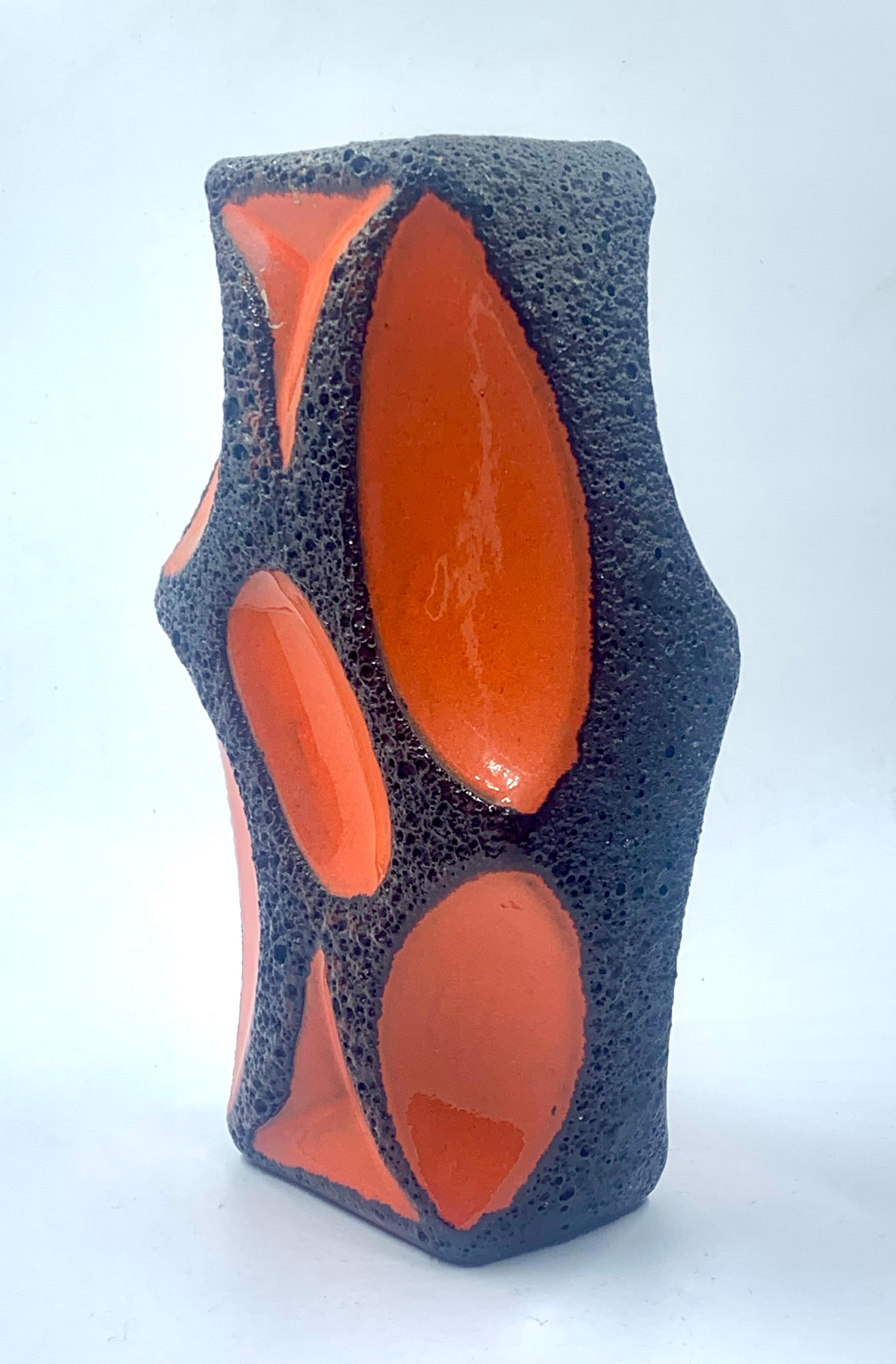 Große Vase von Roth Keramic in glänzendem Orange mit schwarzer Lavaglasur an den Rändern, Musternummer 311.
Diese Form gab es in zwei Größen, von denen diese die größte ist.
Es ist in ausgezeichnetem Zustand und trägt noch das Folienetikett des