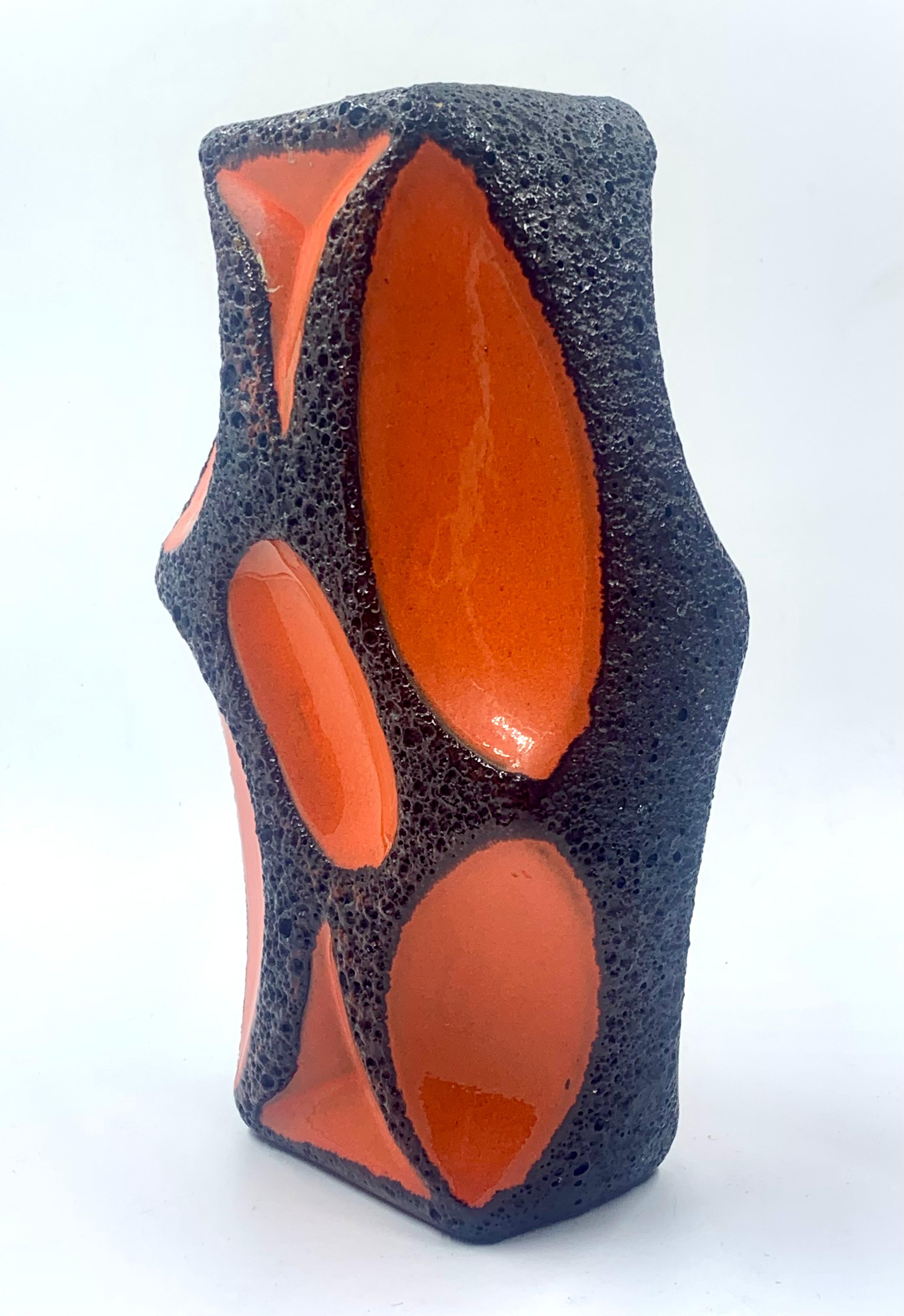 Roth Keramic große Vase aus orangefarbener und schwarzer Lava, Westdeutschland, ca. 1970 (Moderne der Mitte des Jahrhunderts) im Angebot