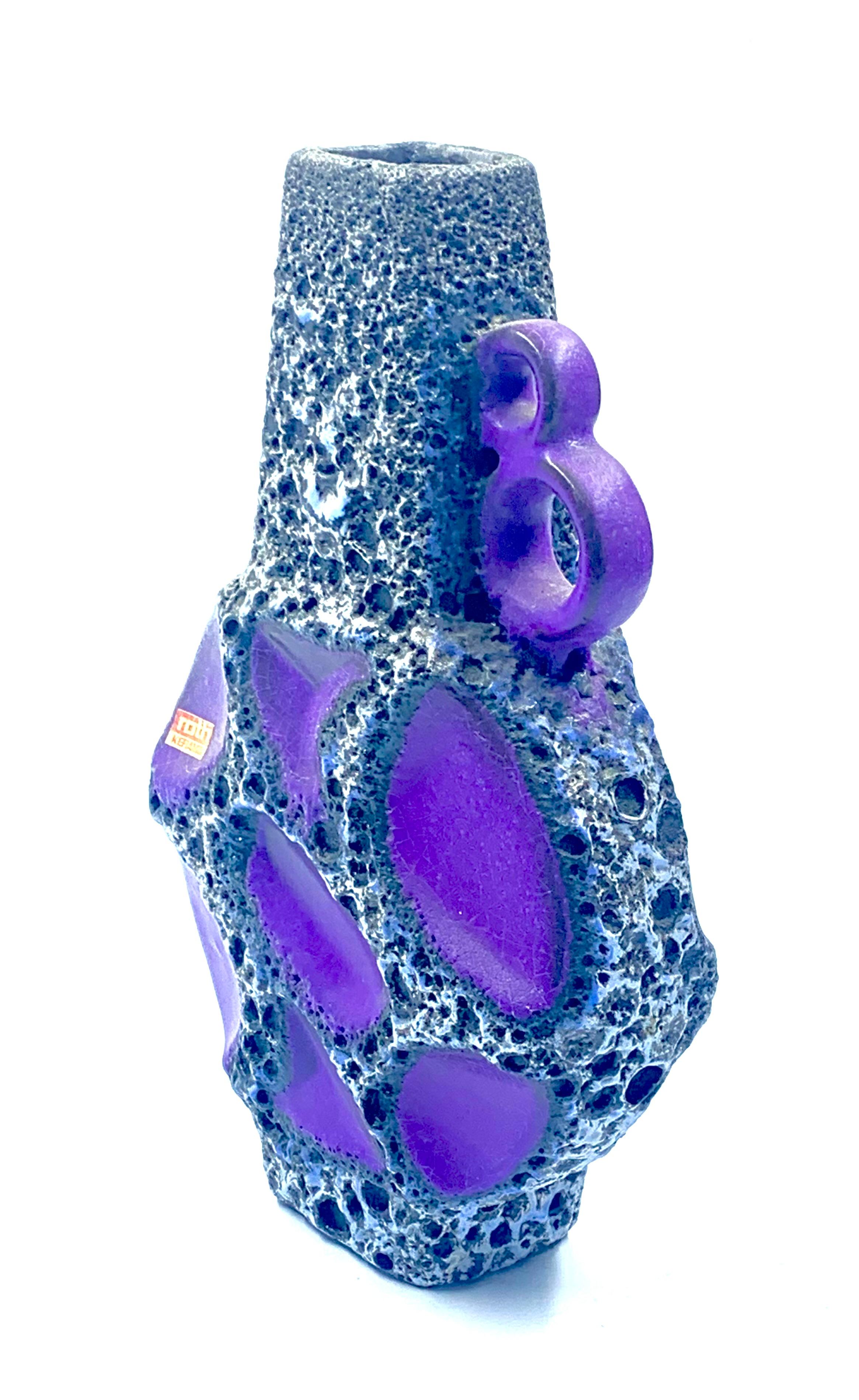 Roth Keramikvase mit Lavagriff in Violett, Weiß und Weiß und Schwarz, Westdeutschland, um 1970 (Deutsch) im Angebot