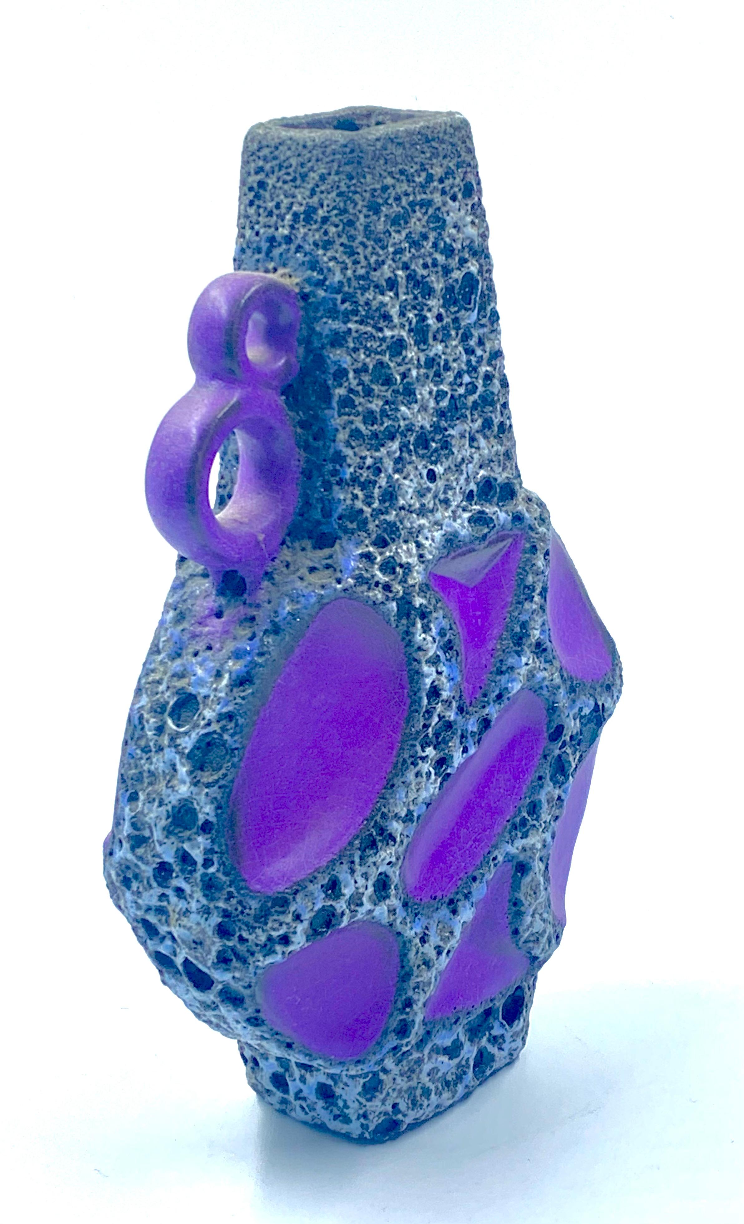 Roth Keramikvase mit Lavagriff in Violett, Weiß und Weiß und Schwarz, Westdeutschland, um 1970 (Geformt) im Angebot