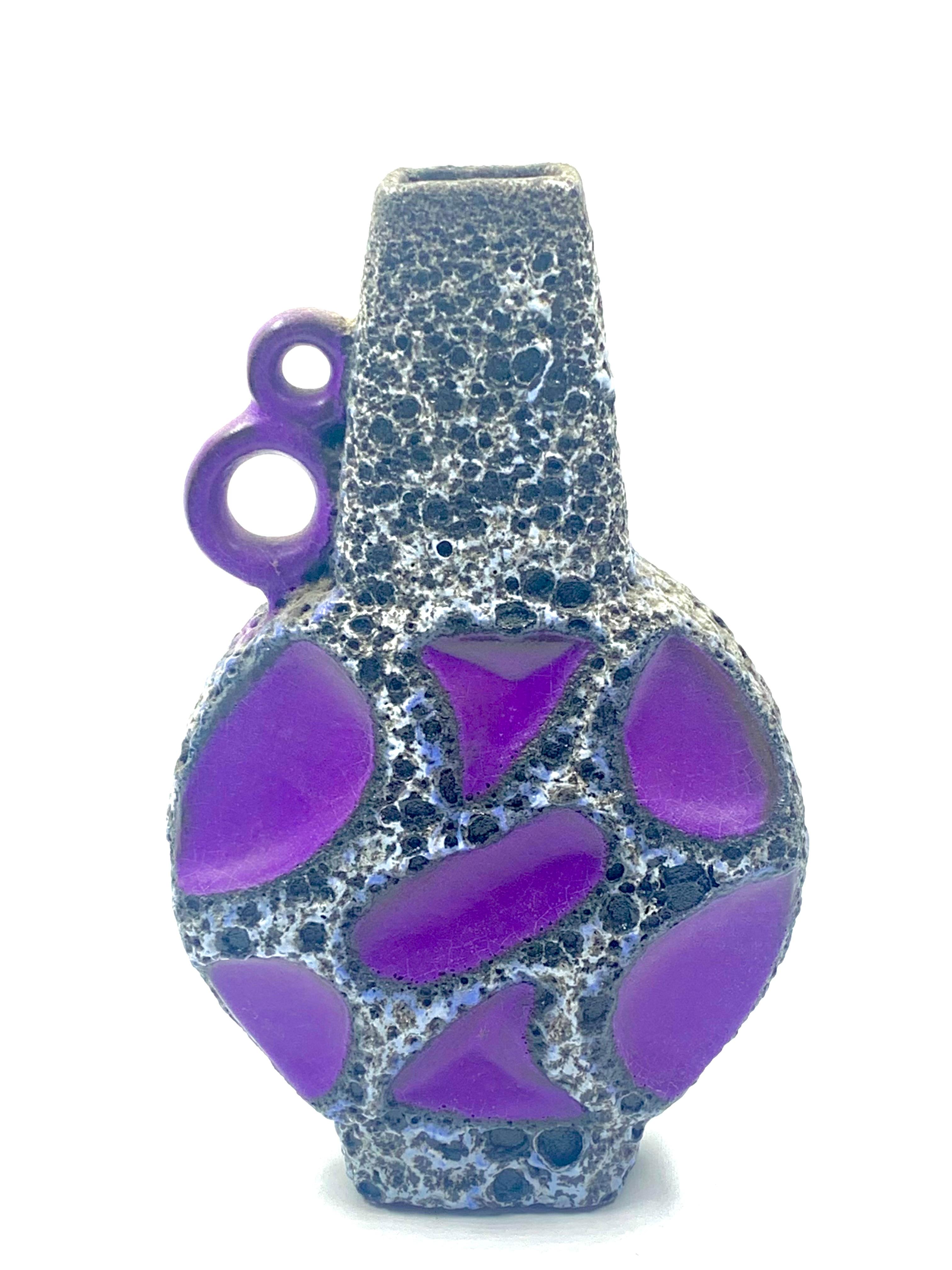 Roth Keramikvase mit Lavagriff in Violett, Weiß und Weiß und Schwarz, Westdeutschland, um 1970 im Zustand „Gut“ im Angebot in Pymble, NSW
