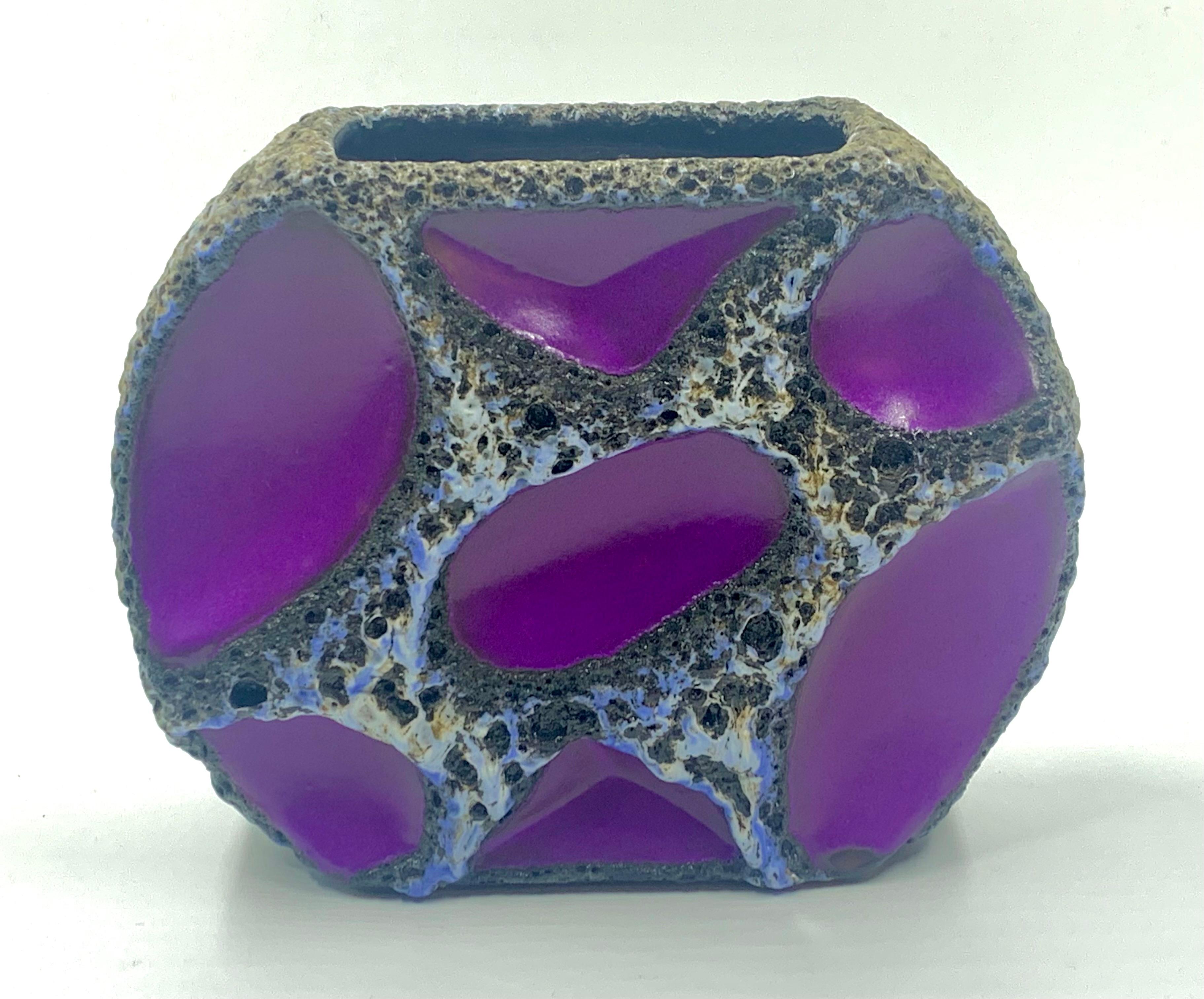 Jarrón redondo Roth Keramic morado y lava blanca y negra, Alemania Occidental, c.1970 Alemán en venta
