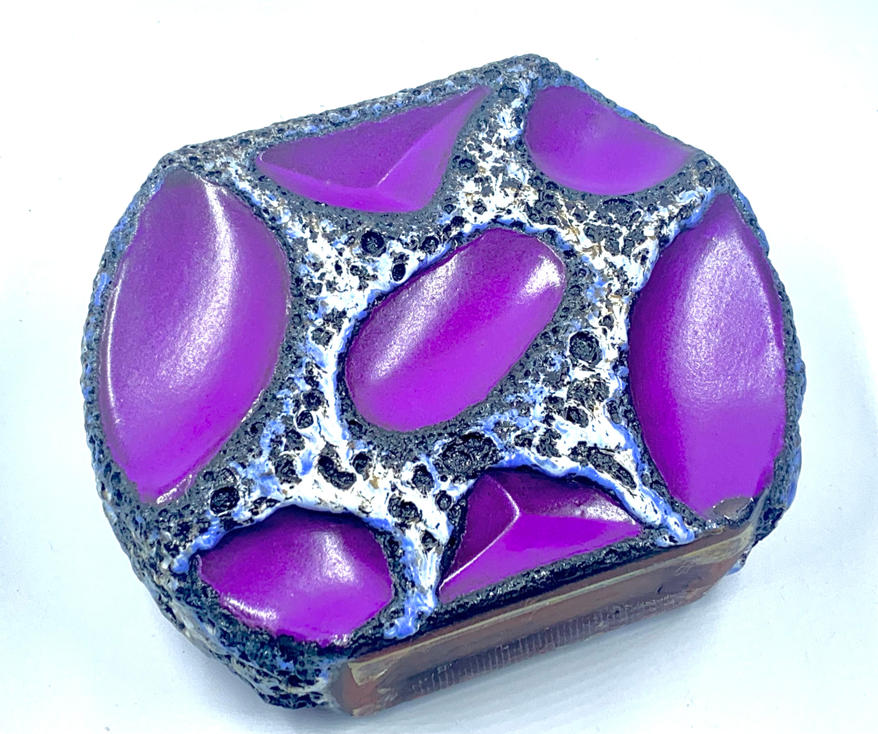 Jarrón redondo Roth Keramic morado y lava blanca y negra, Alemania Occidental, c.1970 Moldeado en venta