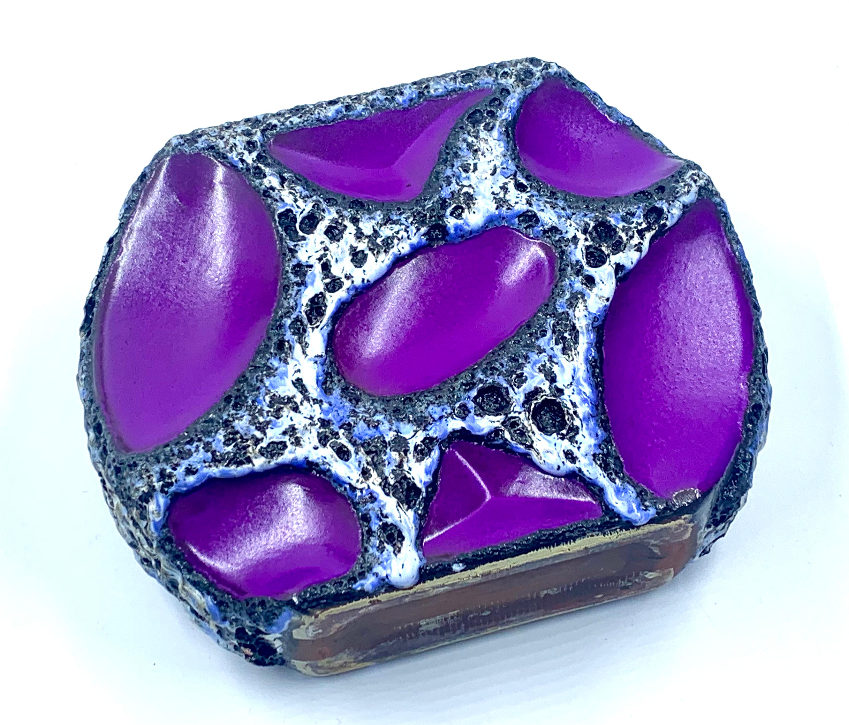 Jarrón redondo Roth Keramic morado y lava blanca y negra, Alemania Occidental, c.1970 en Bueno estado para la venta en Pymble, NSW