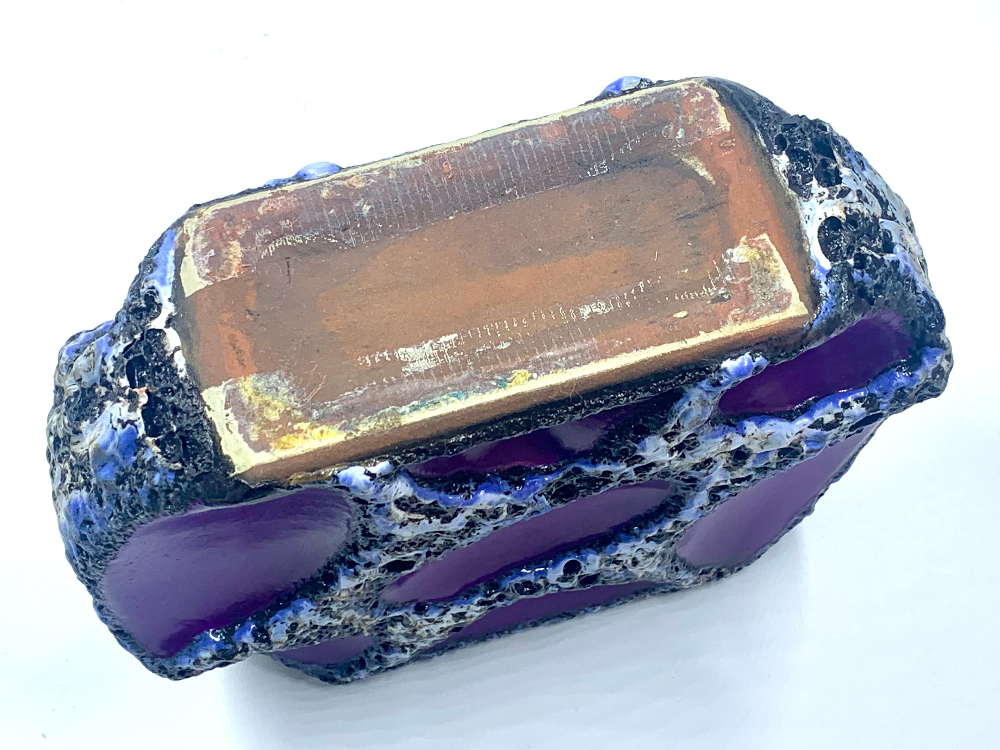Jarrón redondo Roth Keramic morado y lava blanca y negra, Alemania Occidental, c.1970 finales del siglo XX en venta