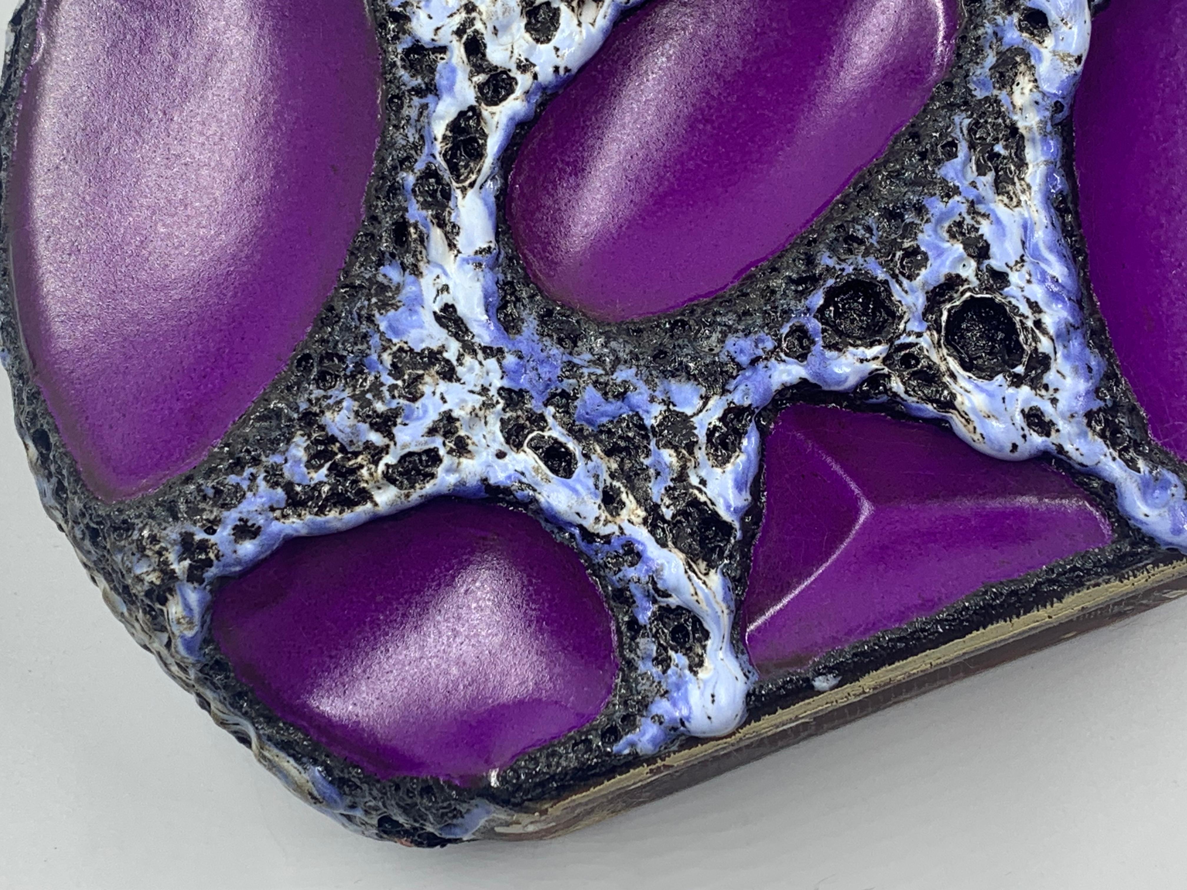 Jarrón redondo Roth Keramic morado y lava blanca y negra, Alemania Occidental, c.1970 Cerámico en venta