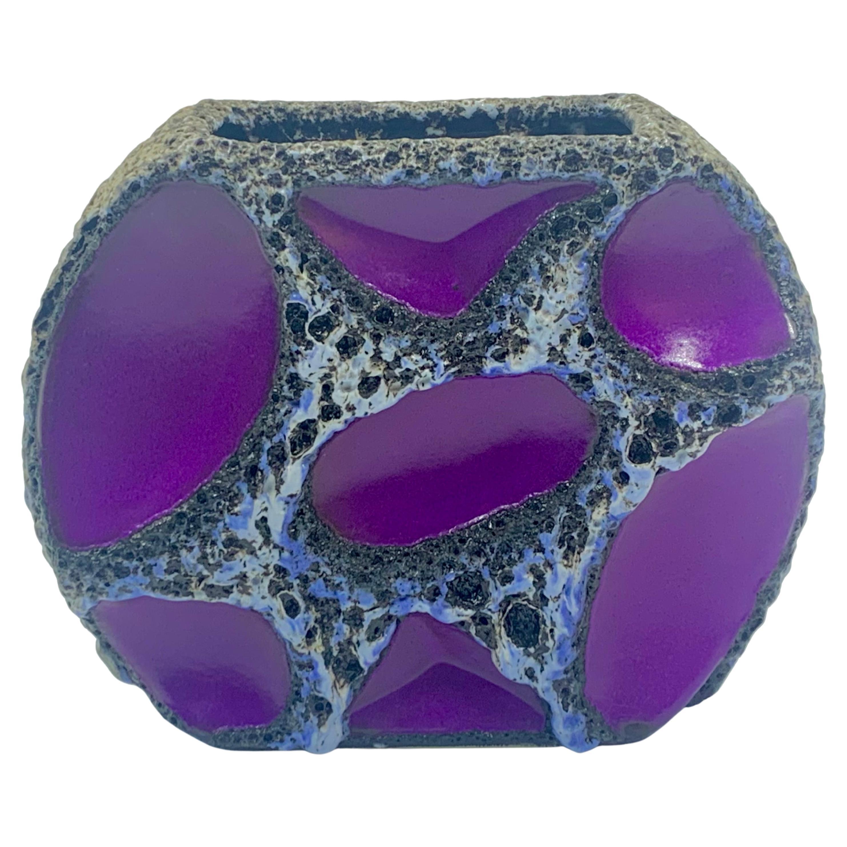 Jarrón redondo Roth Keramic morado y lava blanca y negra, Alemania Occidental, c.1970 en venta