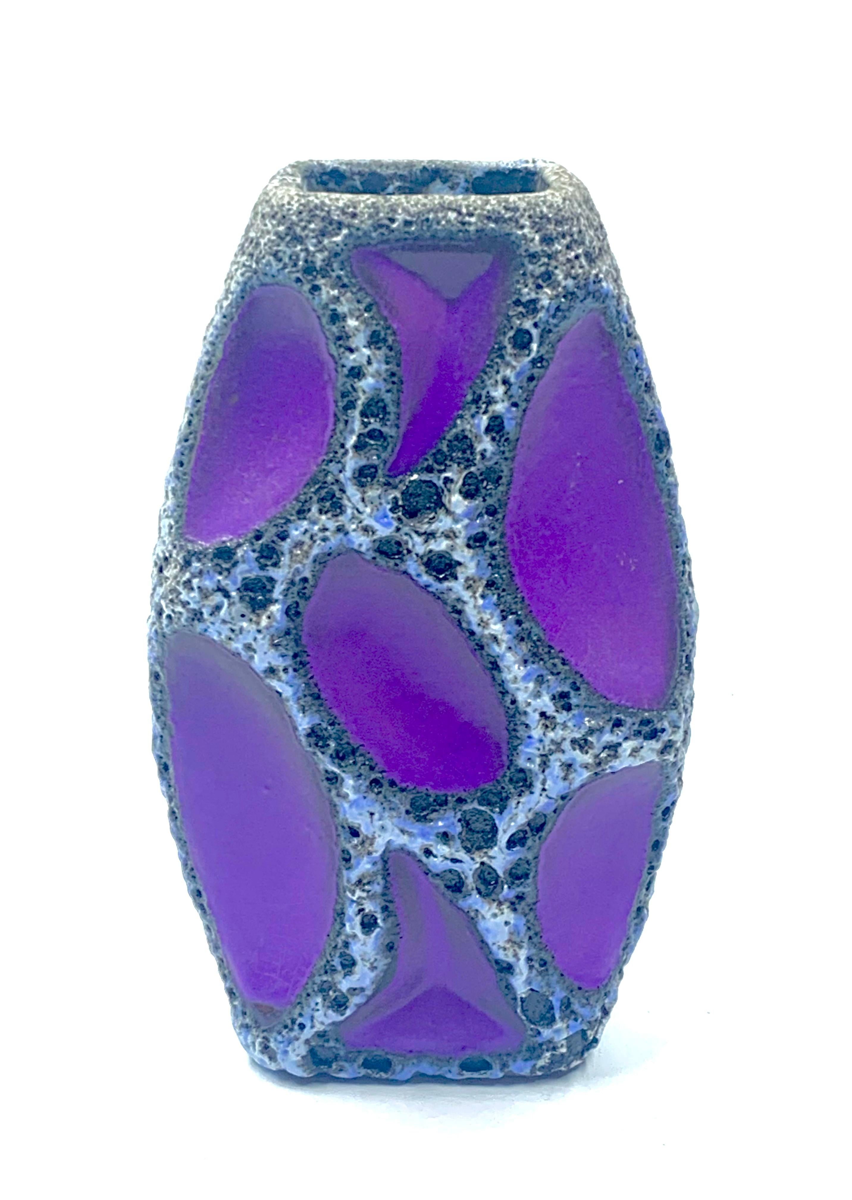 Jarrón de lava Roth Keramic morado y blanco y negro, Alemania Occidental, c.1970 Alemán en venta