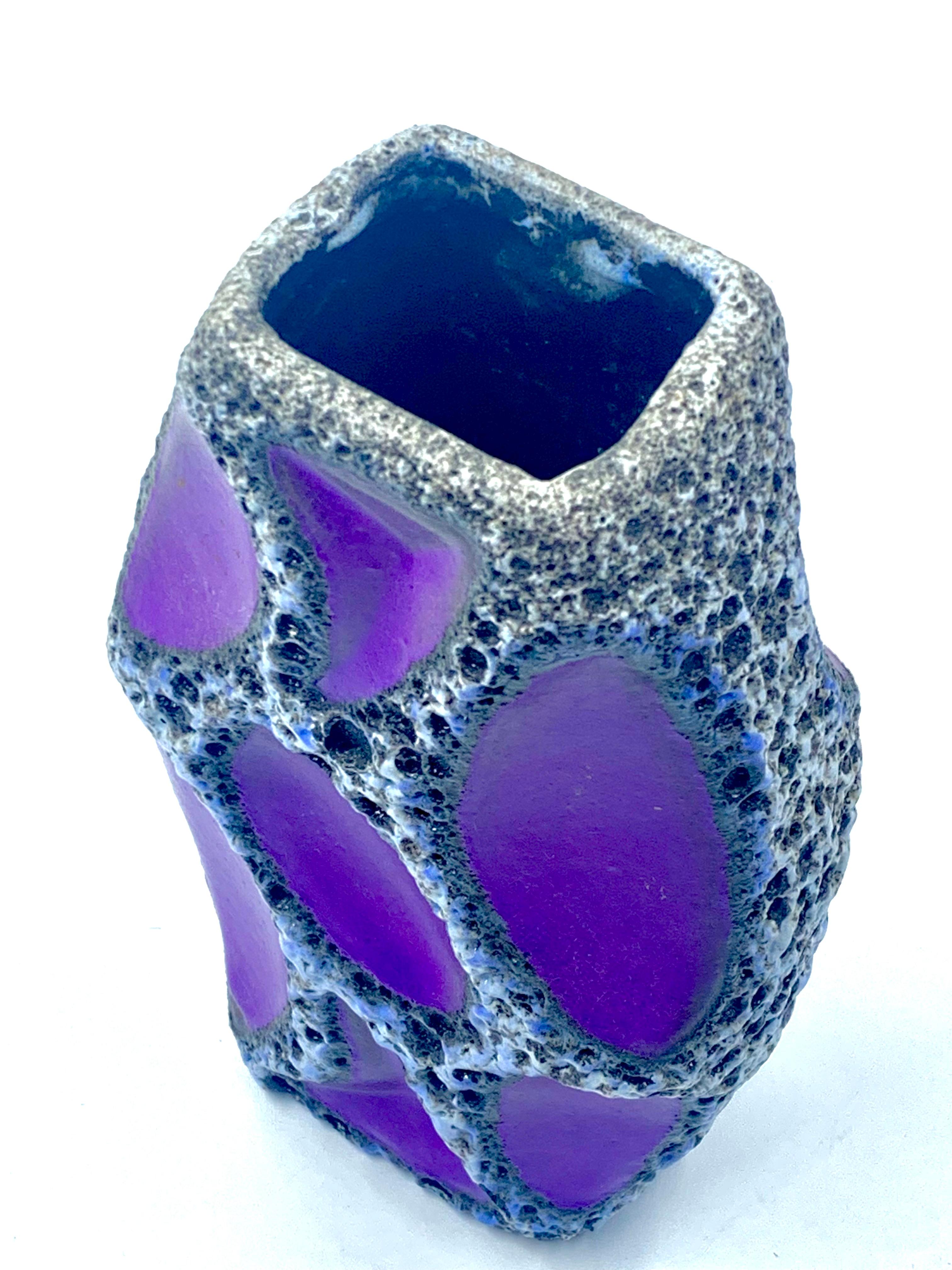 Jarrón de lava Roth Keramic morado y blanco y negro, Alemania Occidental, c.1970 en Bueno estado para la venta en Pymble, NSW