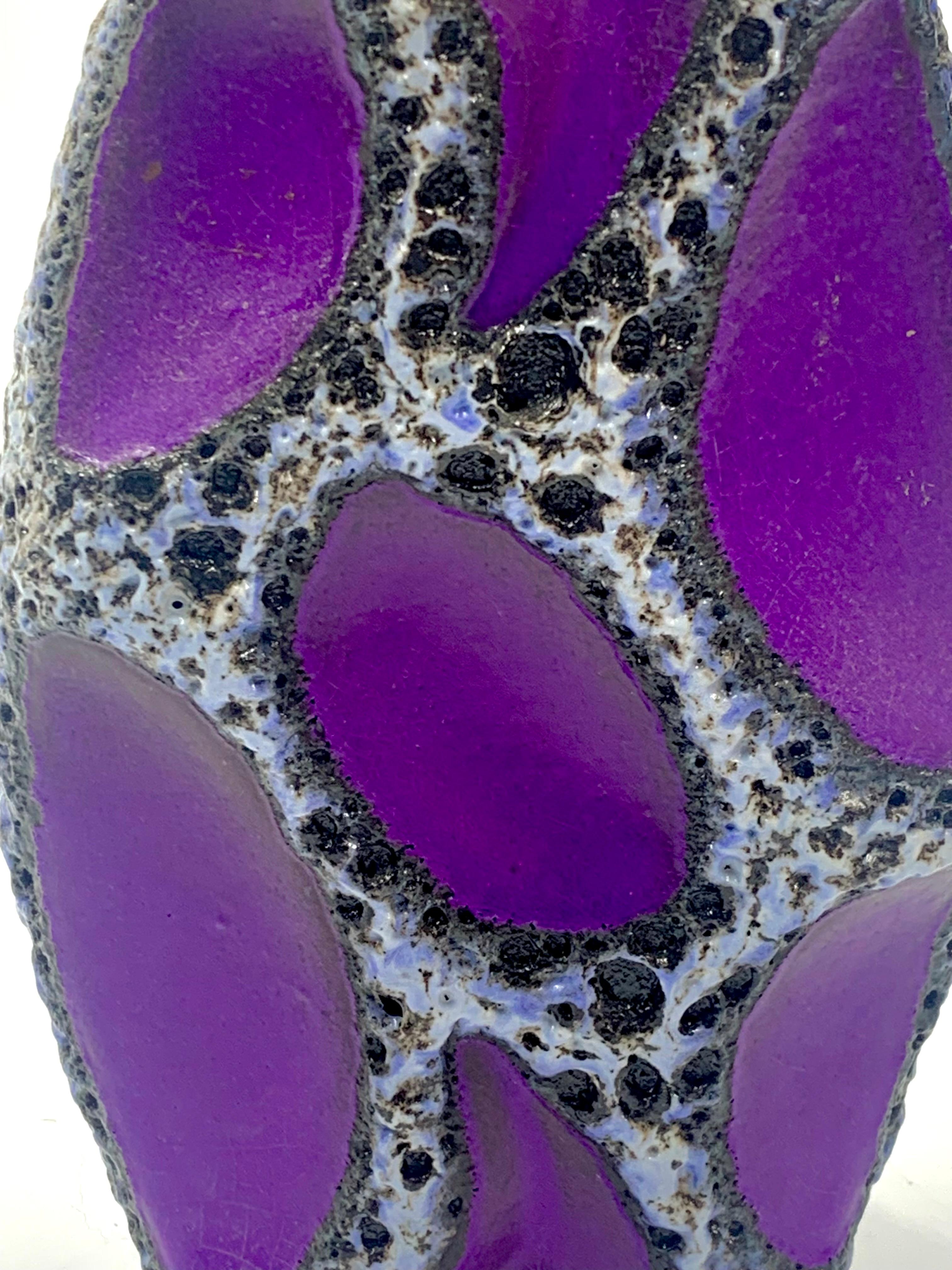 Jarrón de lava Roth Keramic morado y blanco y negro, Alemania Occidental, c.1970 finales del siglo XX en venta