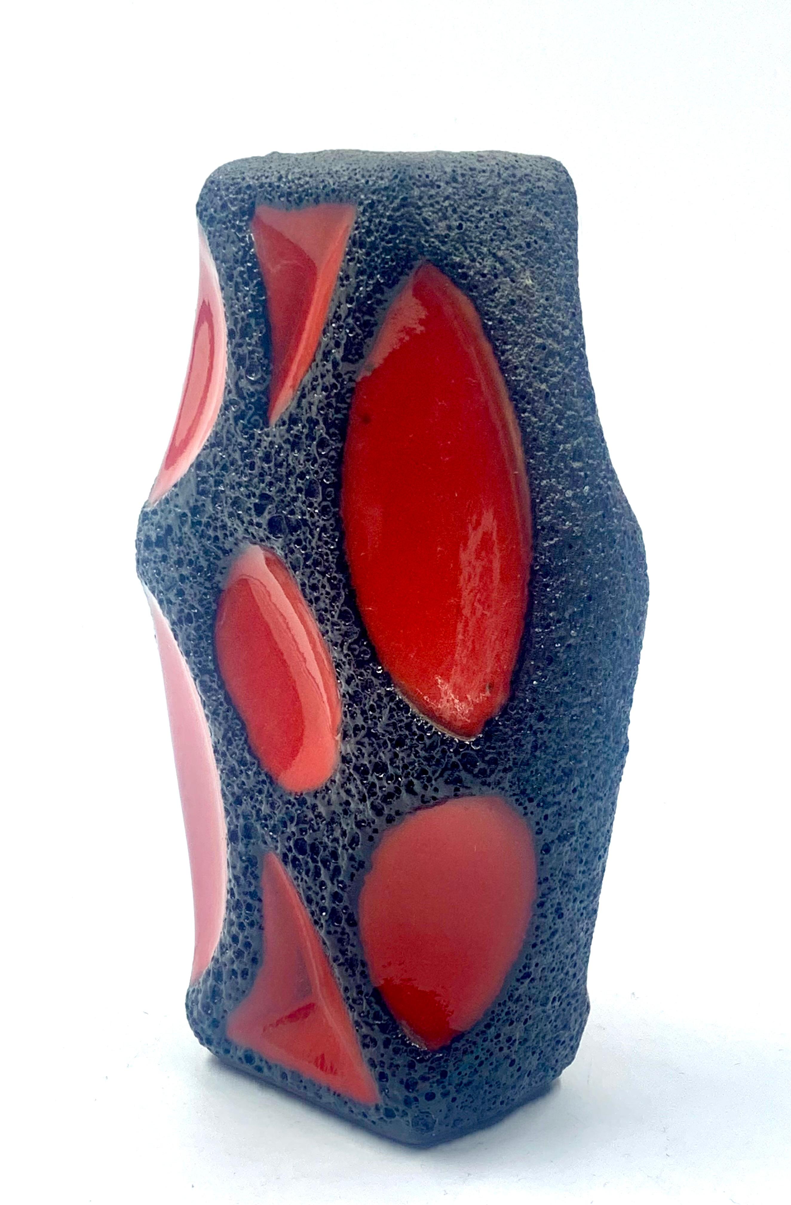 Un petit vase bordé de panneaux rouges brillants et de lave noire émaillée de Roth Keramik, numéro de modèle 309.
En parfait état.