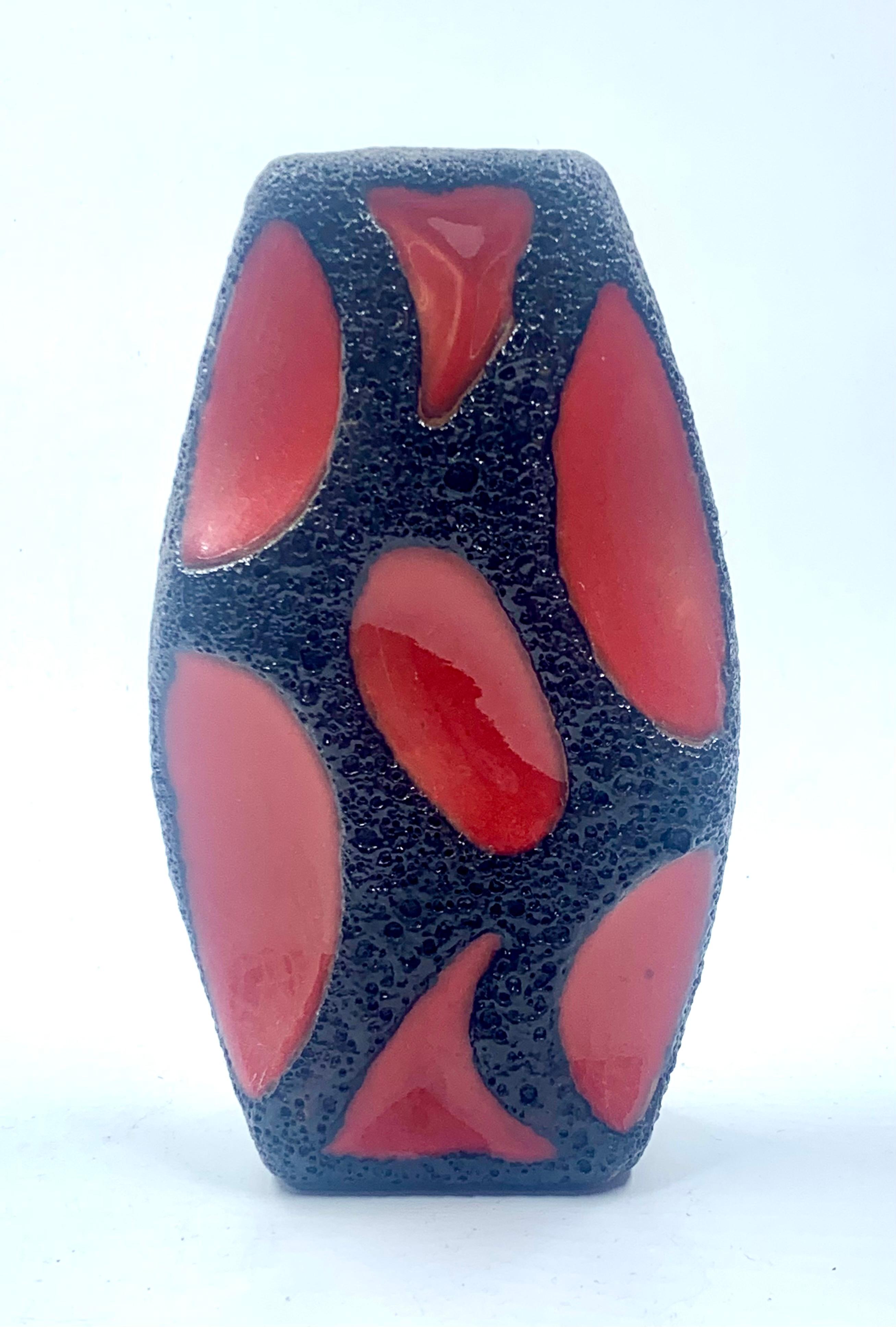 Allemand Vase Roth Keramic en lave émaillée rouge et noire, Allemagne de l'Ouest, c.1970 en vente