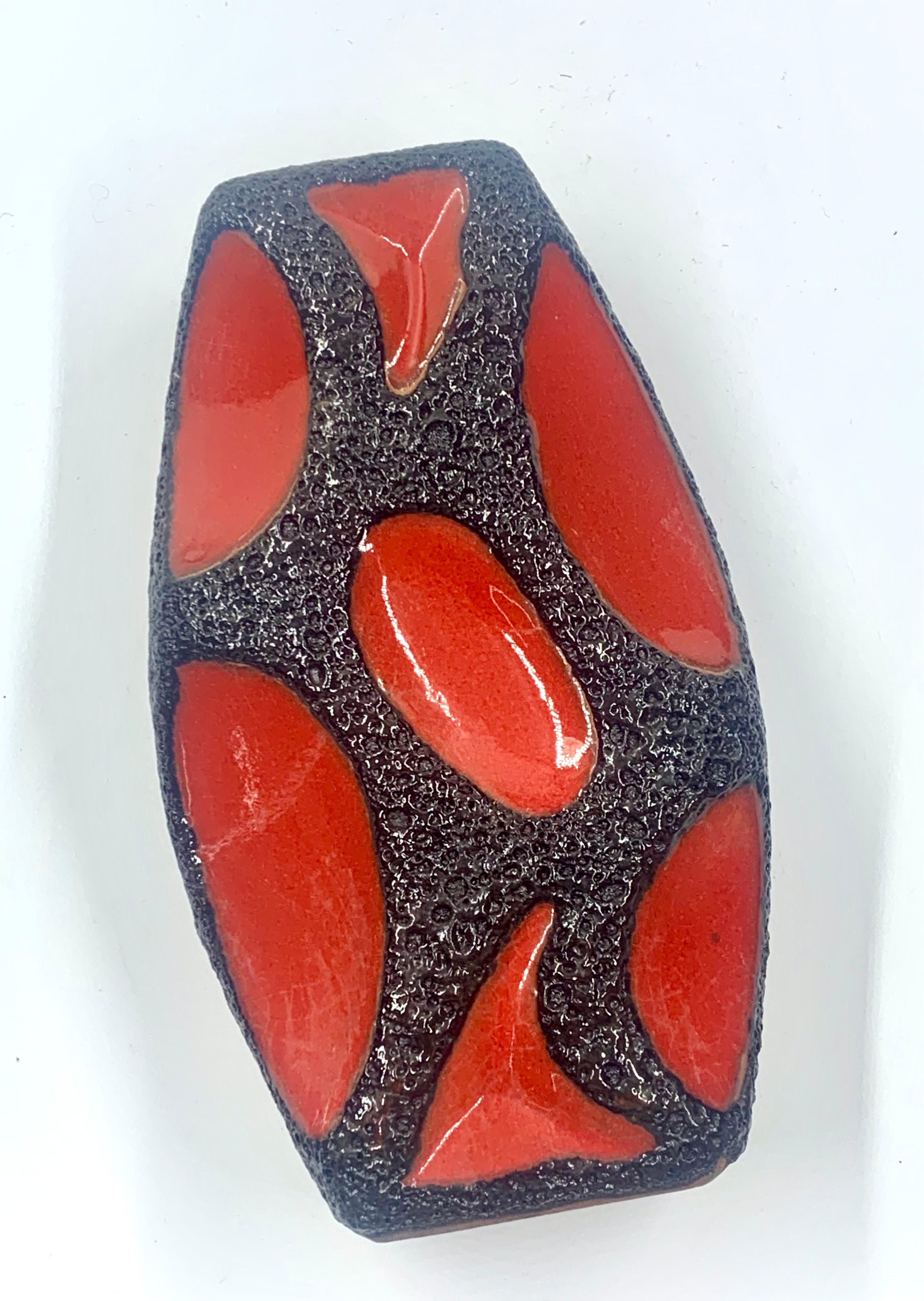 Moulé Vase Roth Keramic en lave émaillée rouge et noire, Allemagne de l'Ouest, c.1970 en vente