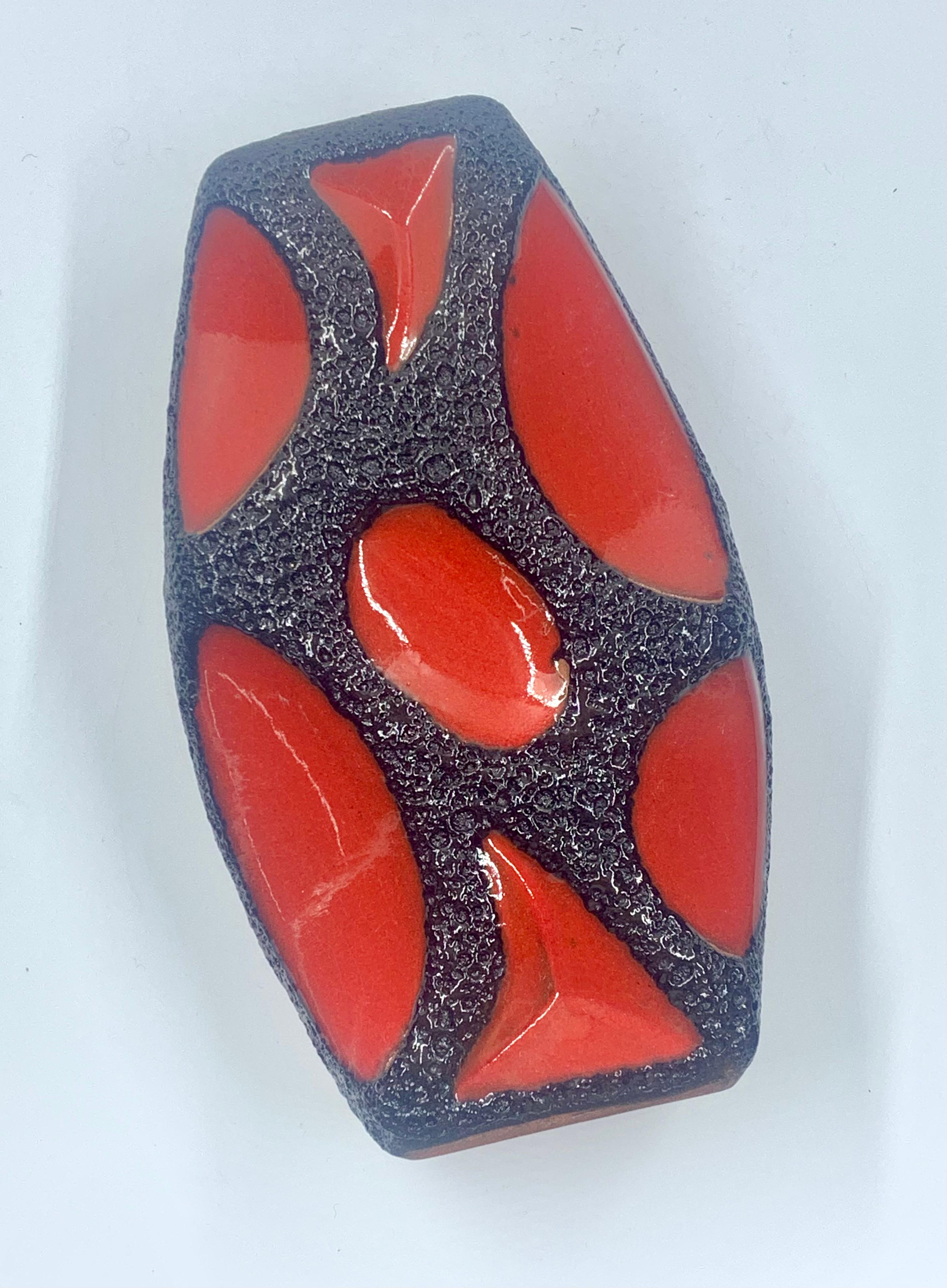 Vase Roth Keramic en lave émaillée rouge et noire, Allemagne de l'Ouest, c.1970 Bon état - En vente à Pymble, NSW