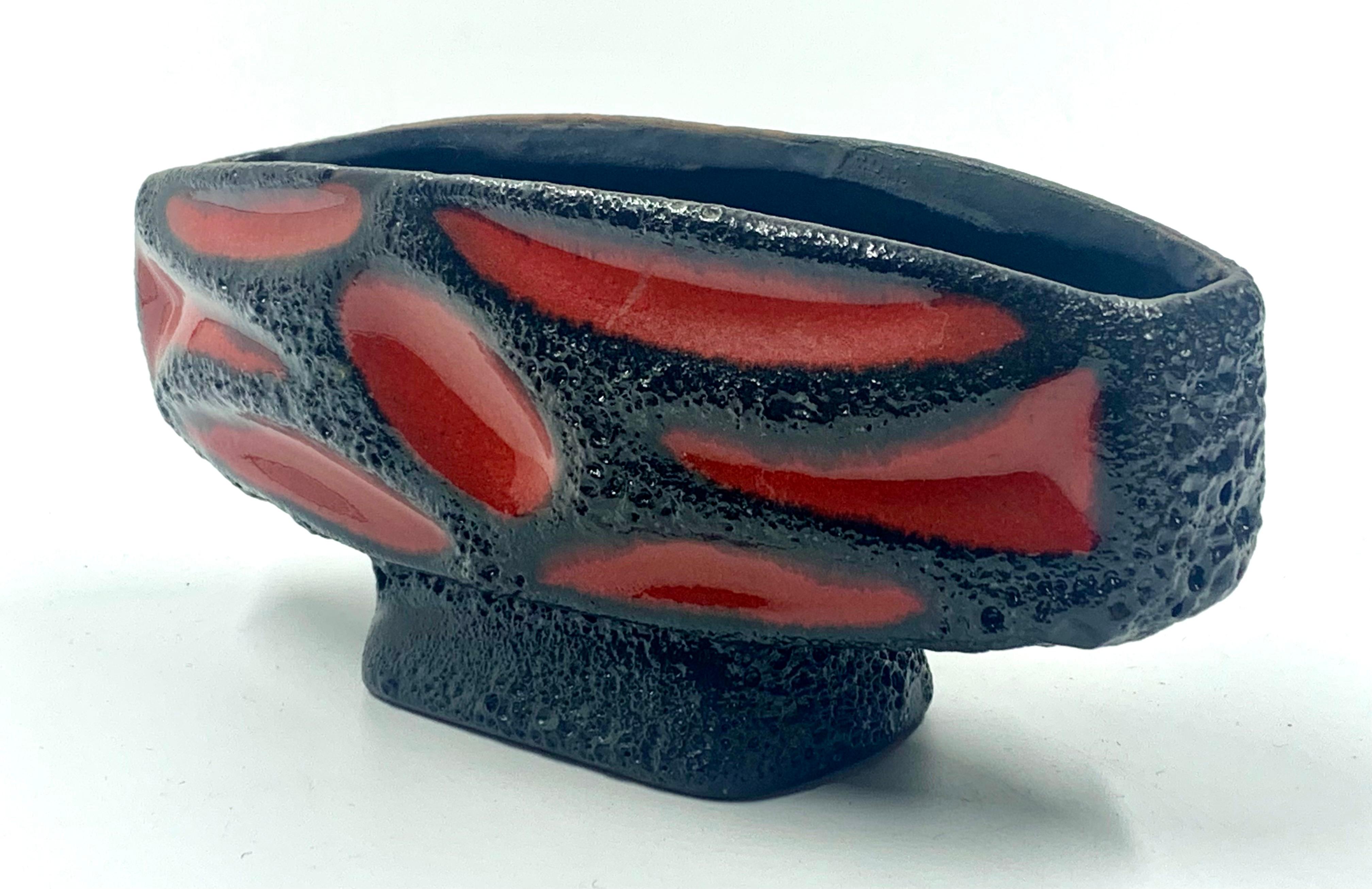 Un jarrón faro Roth Keramic esmaltado en lava roja y negra, modelo número 403.
En excelente estado, con paneles de color rojo brillante que contrastan con los bordes esmaltados de lava carente de burbujas.