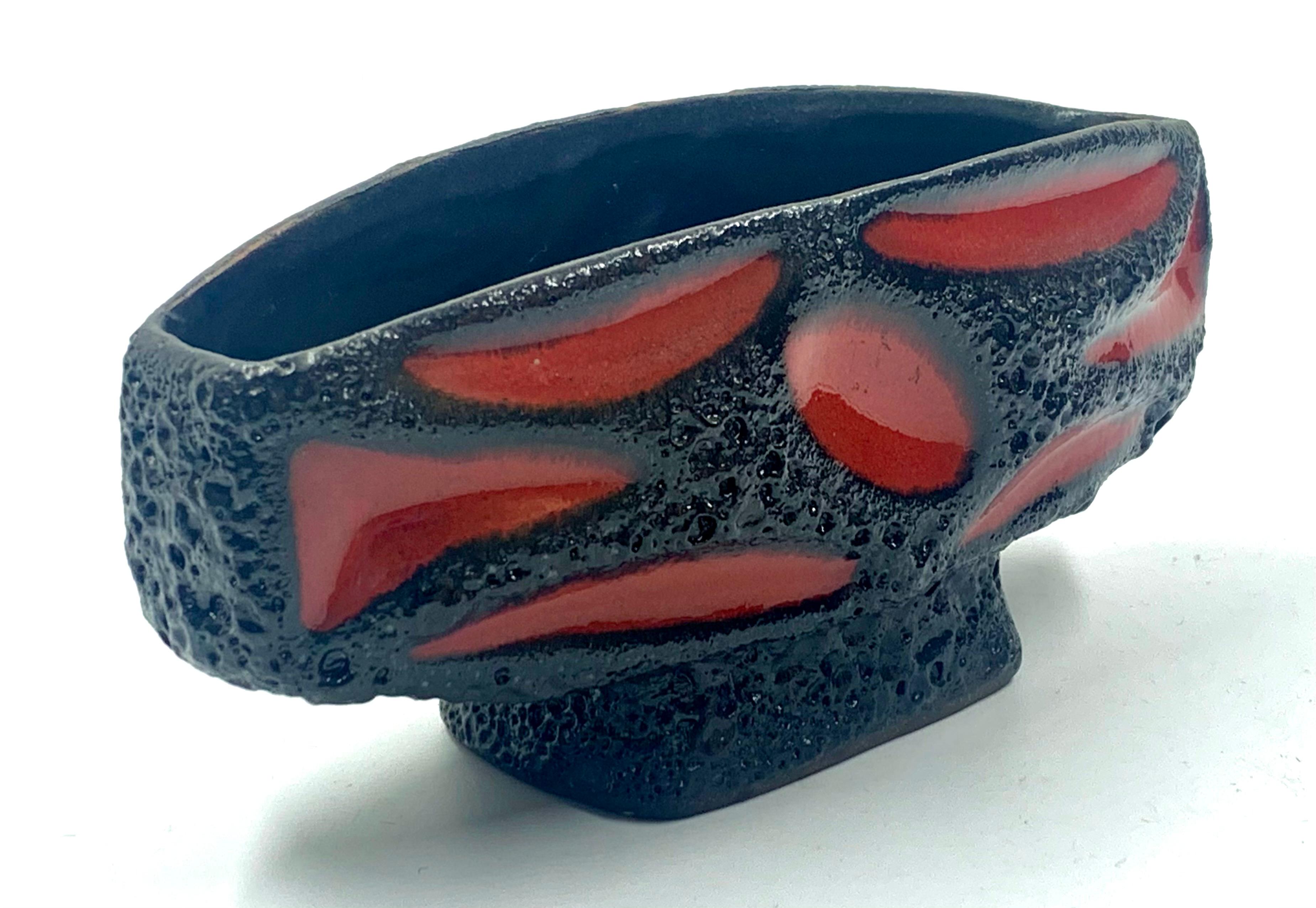 Jarrón Roth Keramic de lava roja y negra, Alemania Occidental, c.1970 Moderno de mediados de siglo en venta