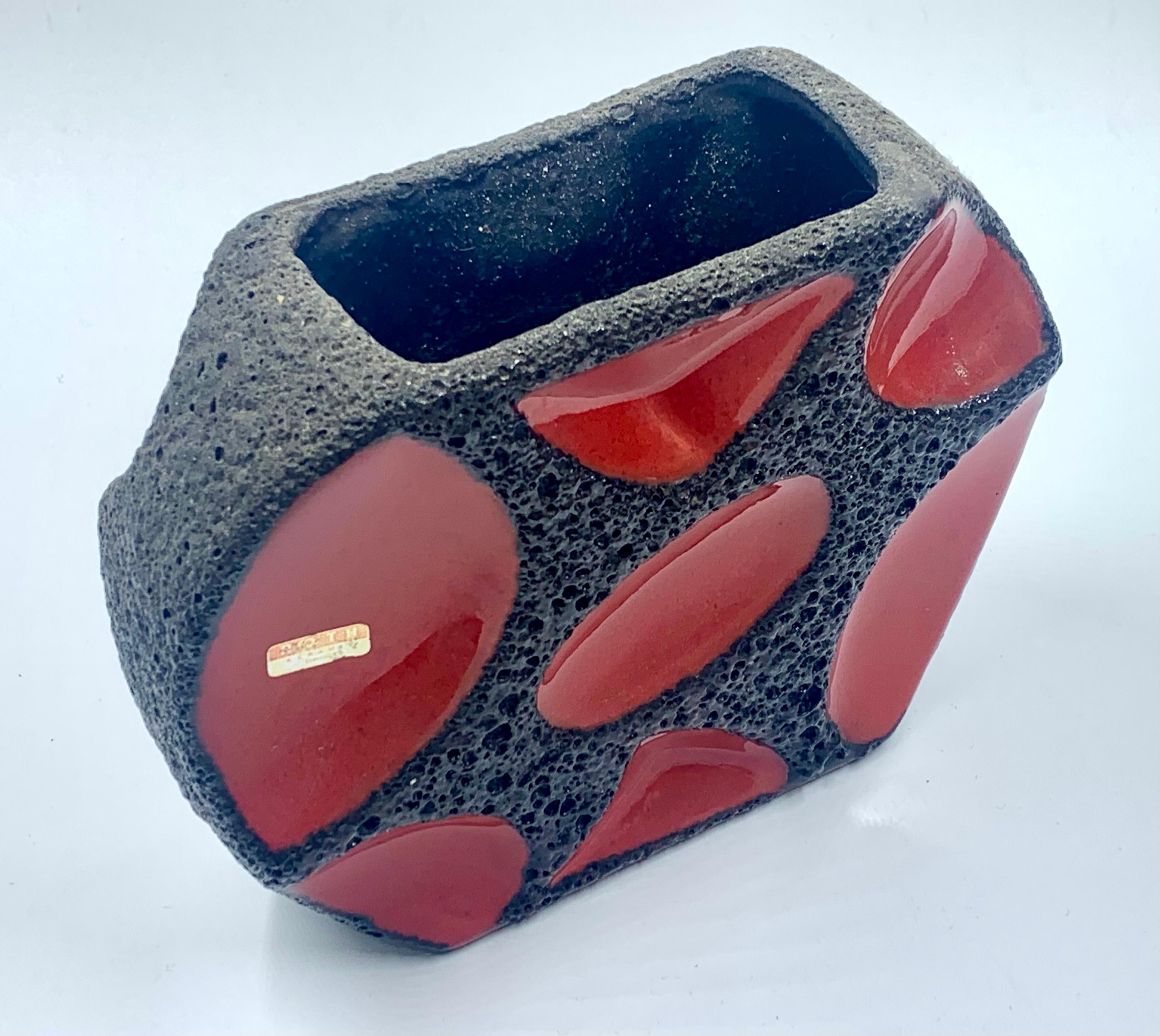 Jarrón redondo rojo y negro Roth Keramic, Alemania Occidental, c.1970 Moderno de mediados de siglo en venta