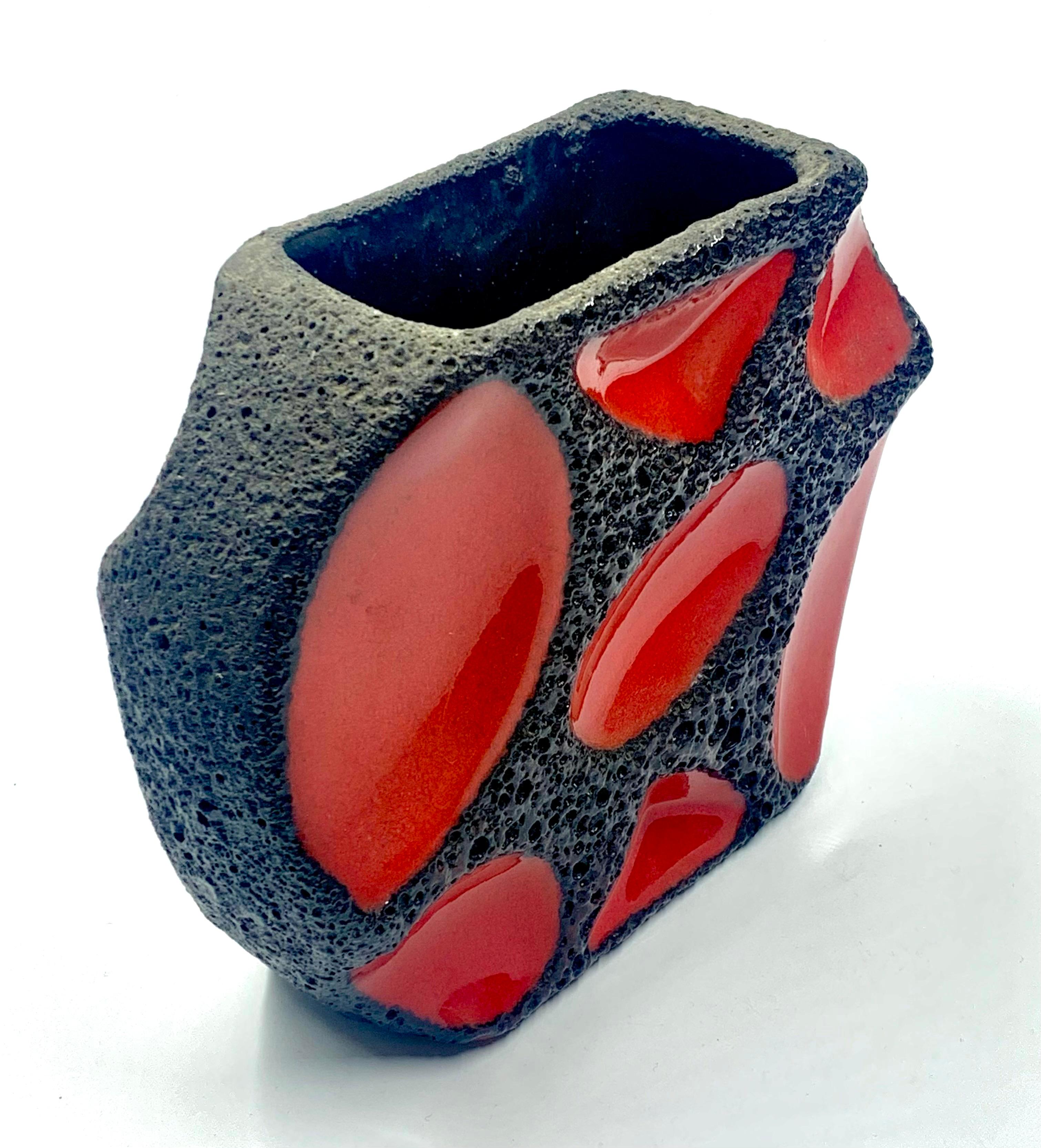 Jarrón redondo rojo y negro Roth Keramic, Alemania Occidental, c.1970 Alemán en venta